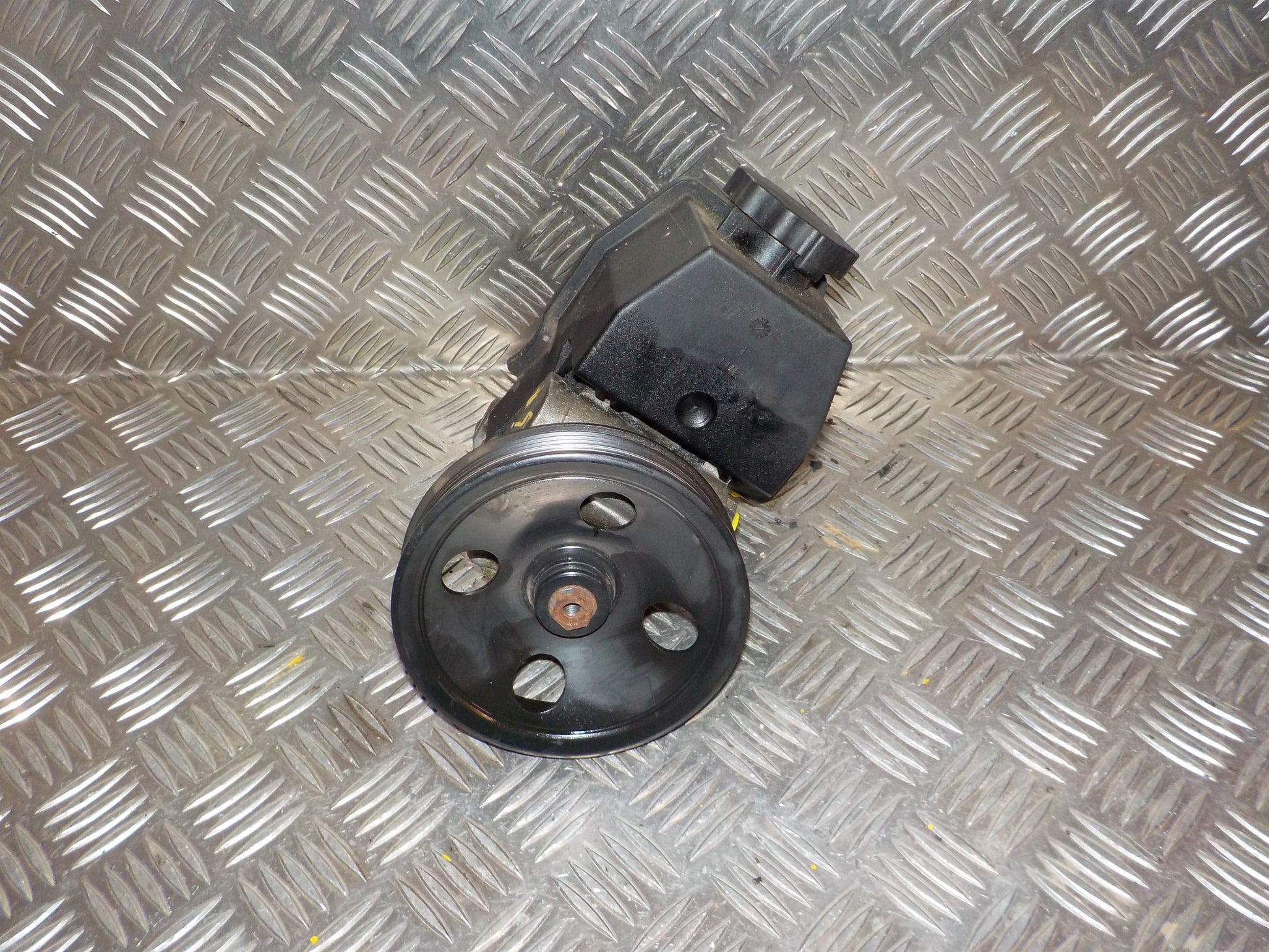 Mercedes C W203 Servopumpe Med OEM Nr. A0024668301 Fra Mercedes Ophugger