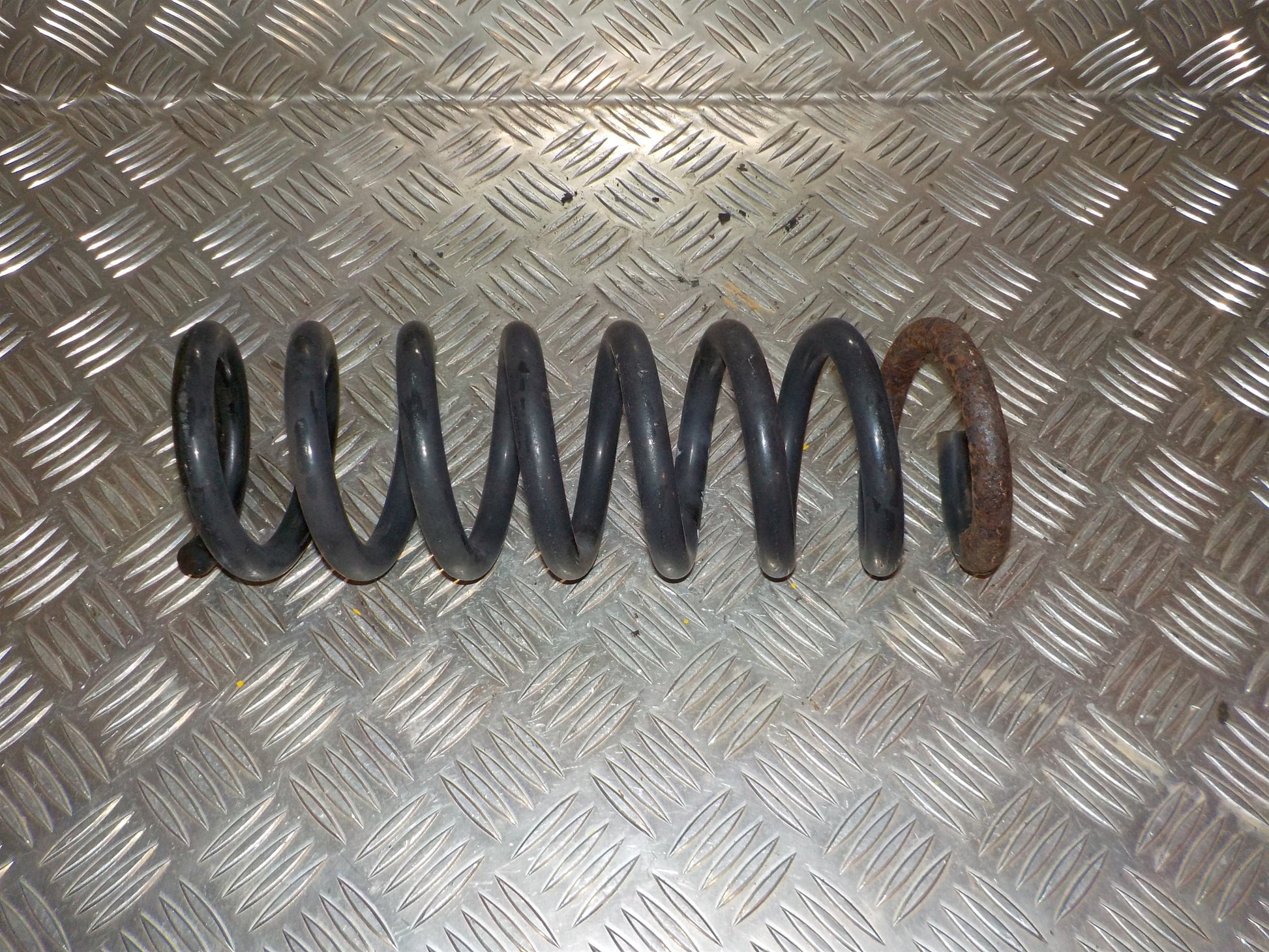 Mercedes C W203 Bagfjeder Spiral Med OEM Nr. A2023242504 Fra Mercedes Ophugger