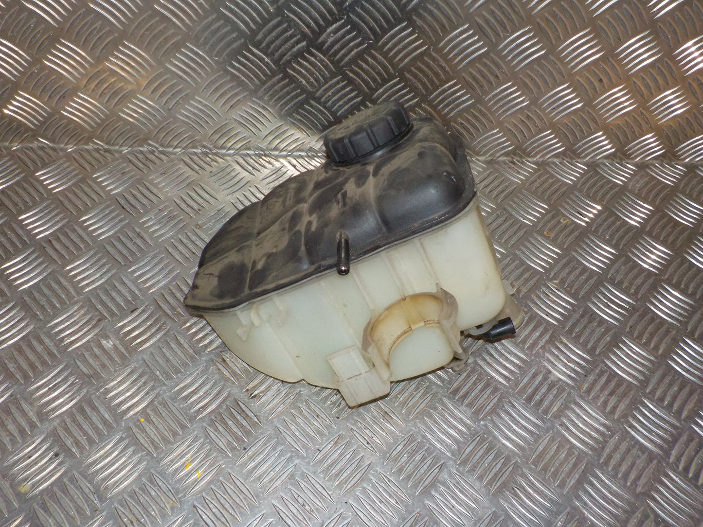 Mercedes C W203 Ekspansionsbehold Med OEM Nr. 2035000049 Fra Mercedes Ophugger