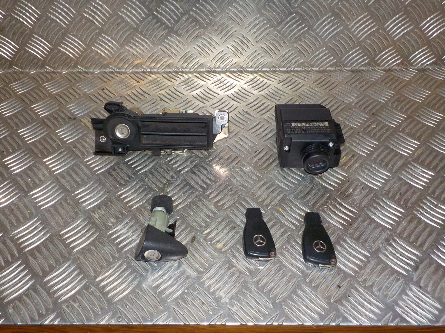 Mercedes C W203 Låsesæt  Med OEM Nr. 2035450508 Fra Mercedes Ophugger