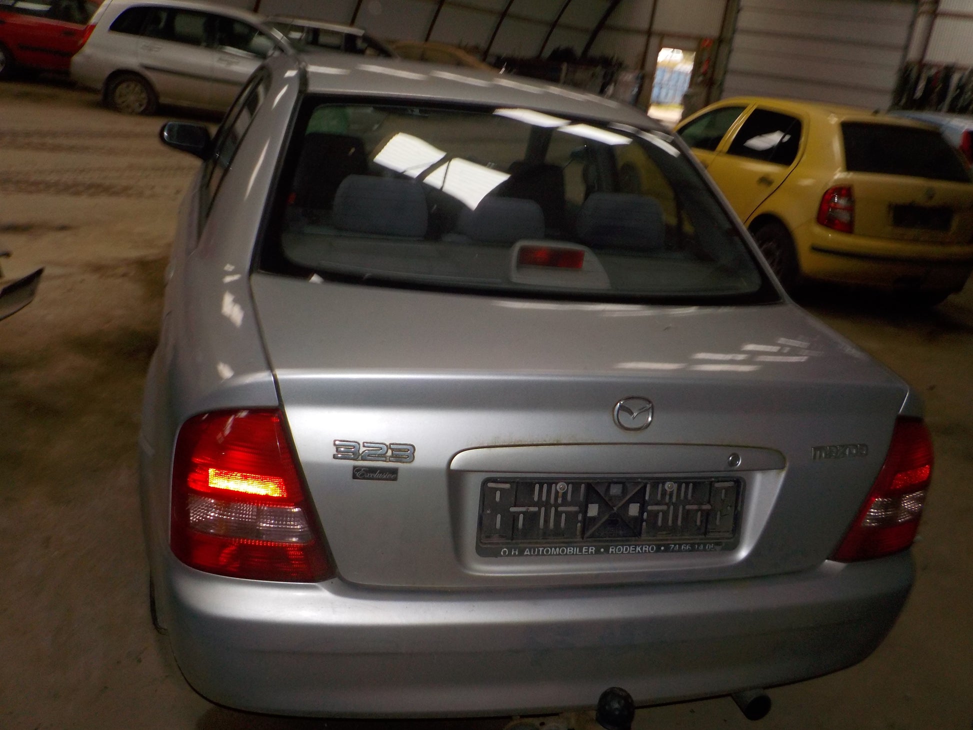 Mazda 323 4D BJ12 Pluk-Selv-Bil Med OEM Nr. Ophugger Fra Mazda Ophugger