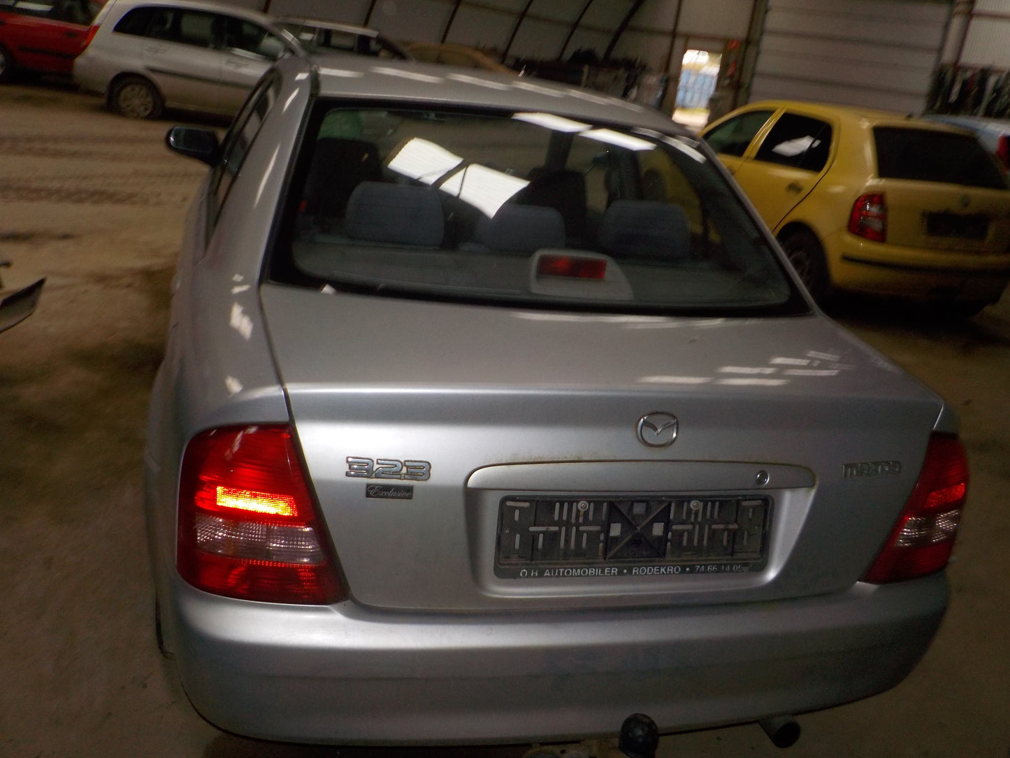 Mazda 323 4D Bj12 Pluk-Selv-Bil Med OEM Nr. Ophugger Fra Mazda Ophugger