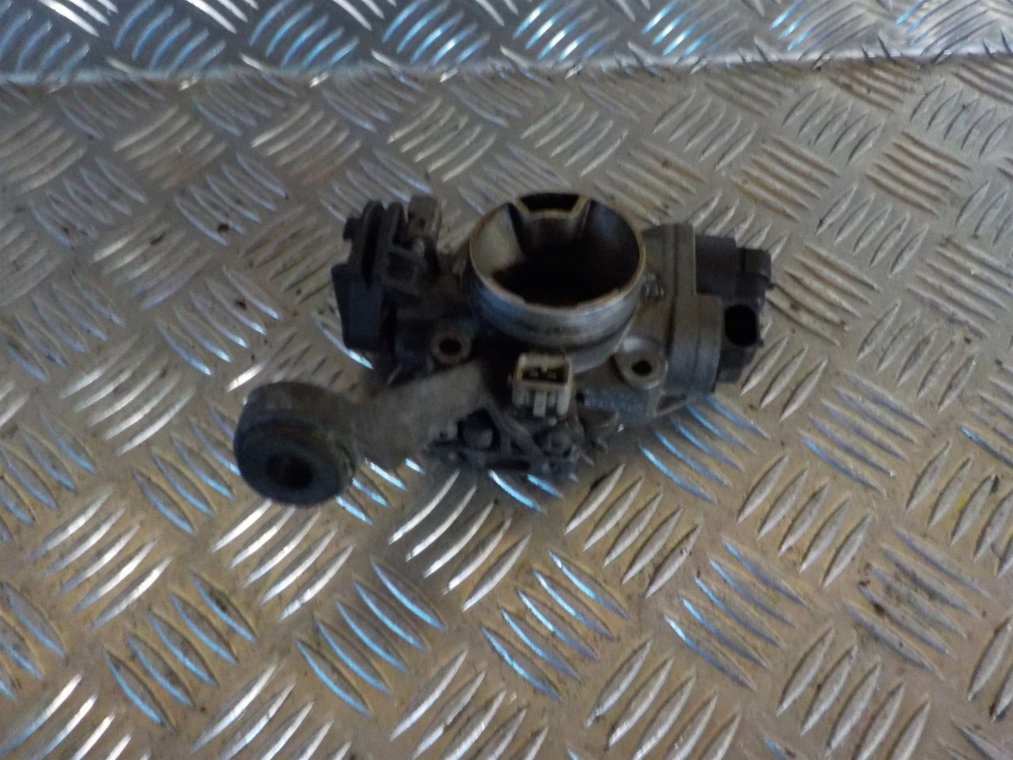 Renault Clio 2 Spjældhus Med OEM Nr. Ophugger Fra Renault Ophugger