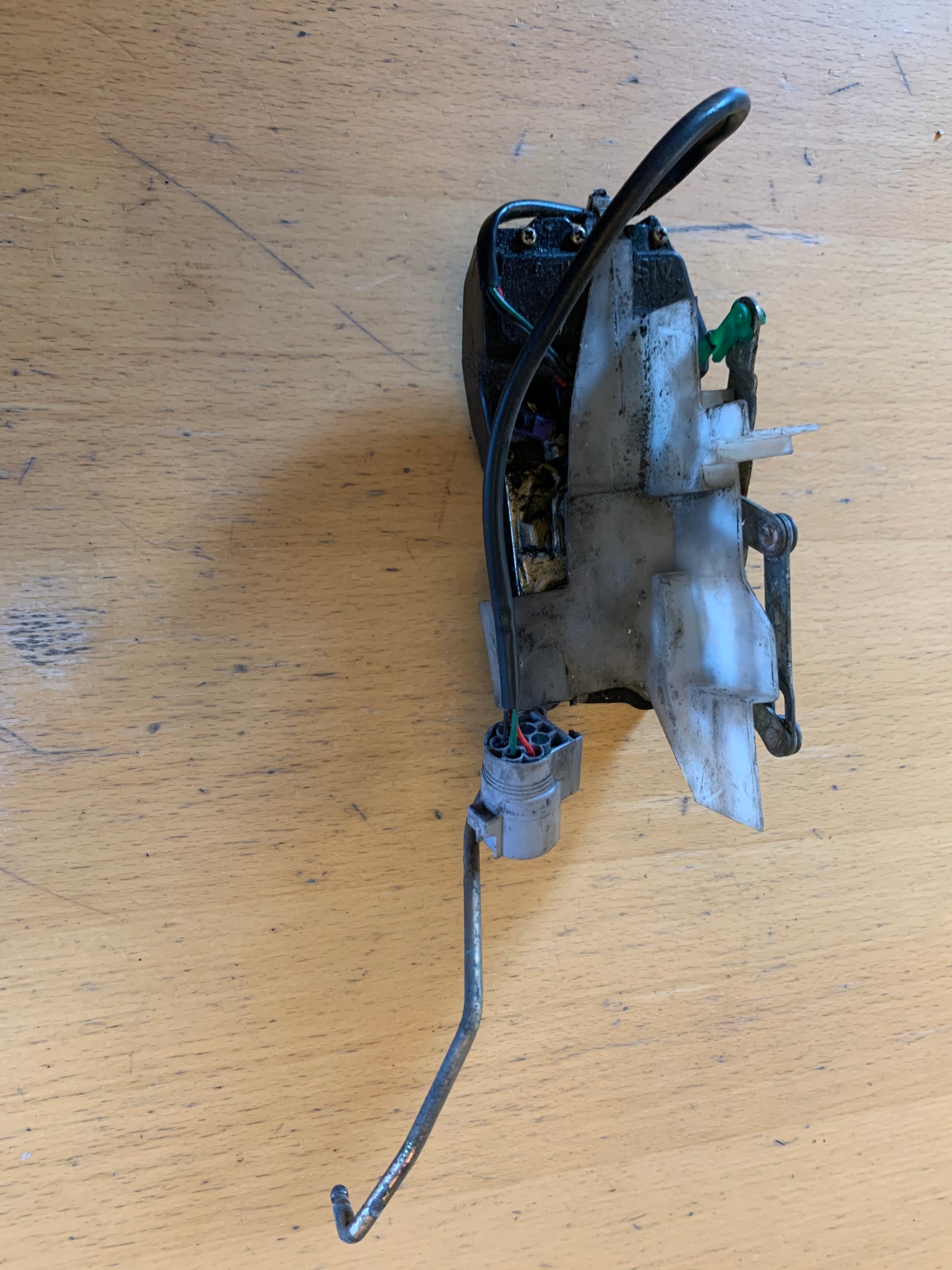 Toyota Carina E Engelsk Dørlås Med OEM Nr. Ophugger Fra Toyota Ophugger