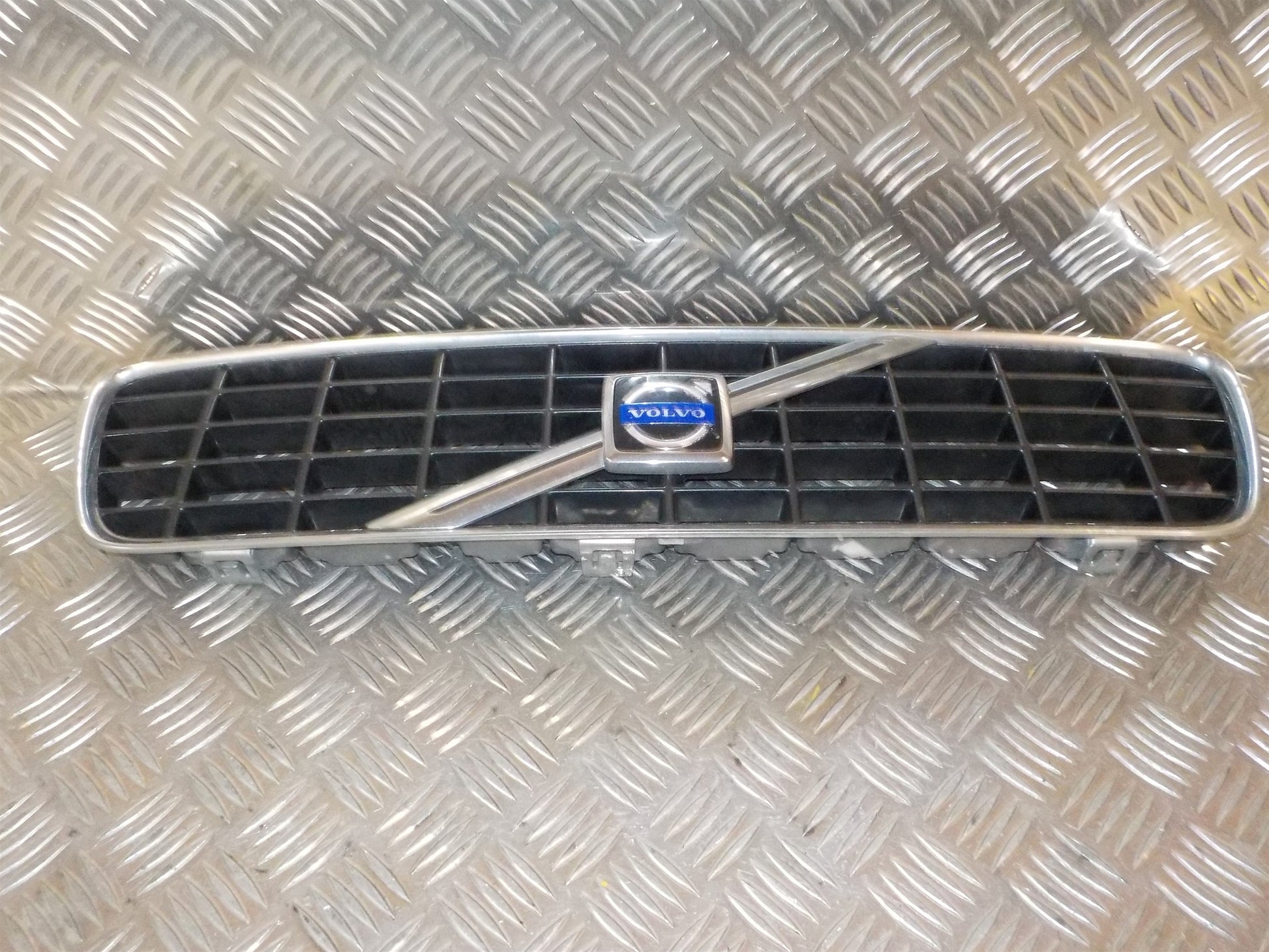 Volvo S60 Frontgitter Med OEM Nr. 9151881 Fra Volvo Ophugger