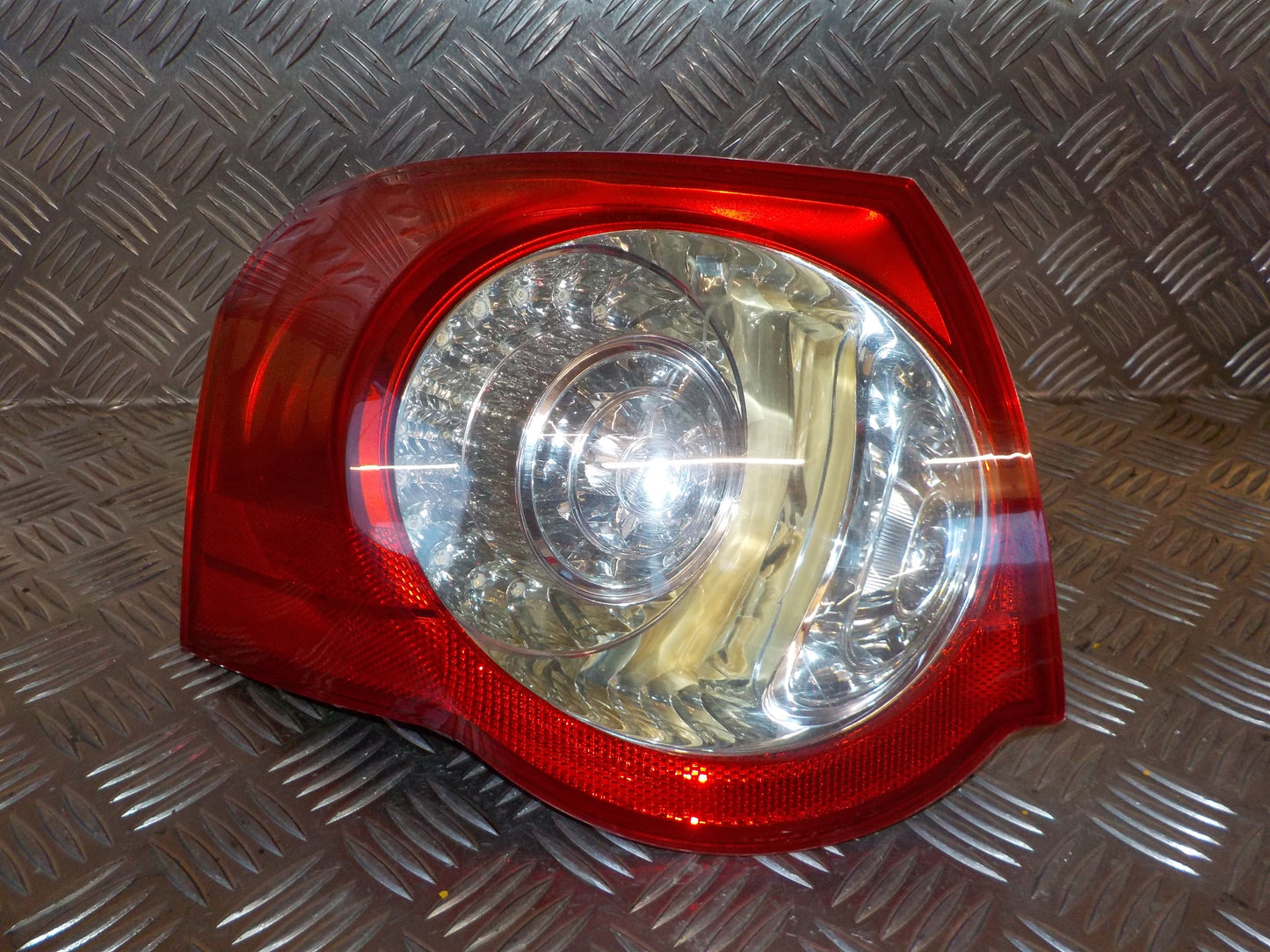 VW Passat 3C Baglygte Med OEM Nr. 3C9945095C Fra VW Ophugger