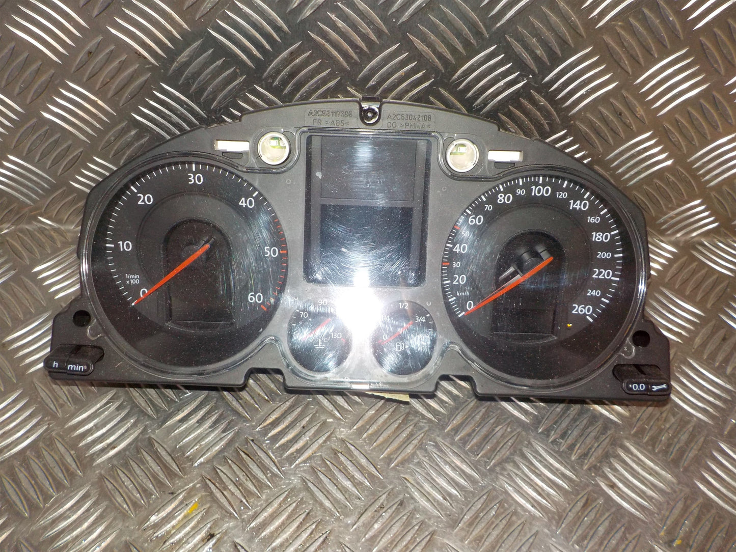 VW Passat 3C Speedometer - Instrument Med OEM Nr. 3C0920860K Fra VW Ophugger