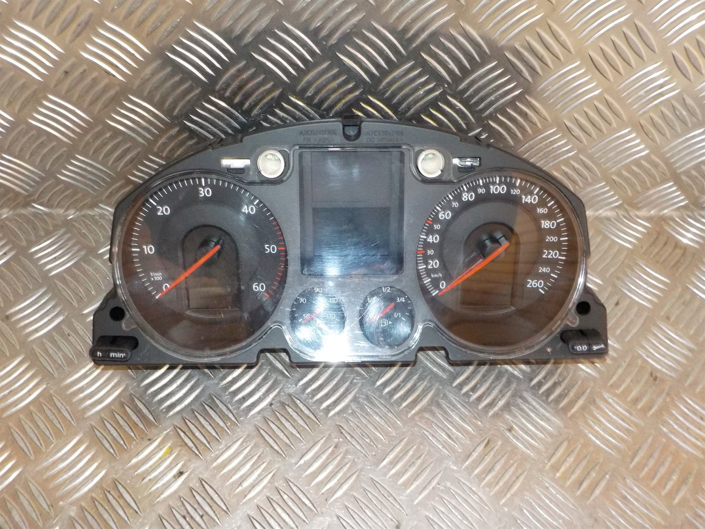 VW Passat 3C Speedometer - Instrument Med OEM Nr. 3C0920860HX Fra VW Ophugger