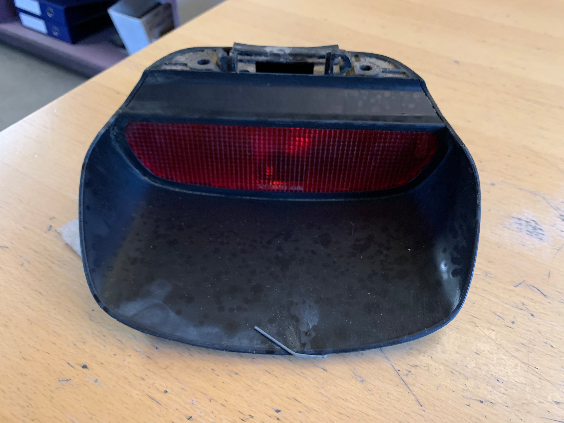 Mazda 323 C 3D BA13 Bremselys Med OEM Nr. Ophugger Fra Mazda Ophugger