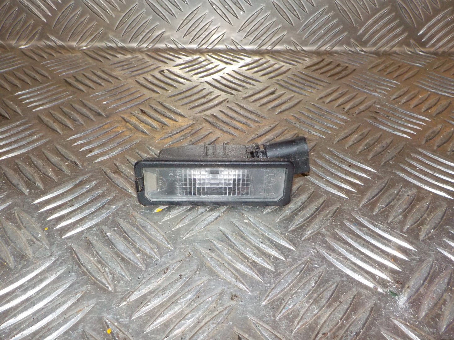 VW Polo 6C Nummerpladelygte Med OEM Nr. 1K8943021 Fra VW Ophugger