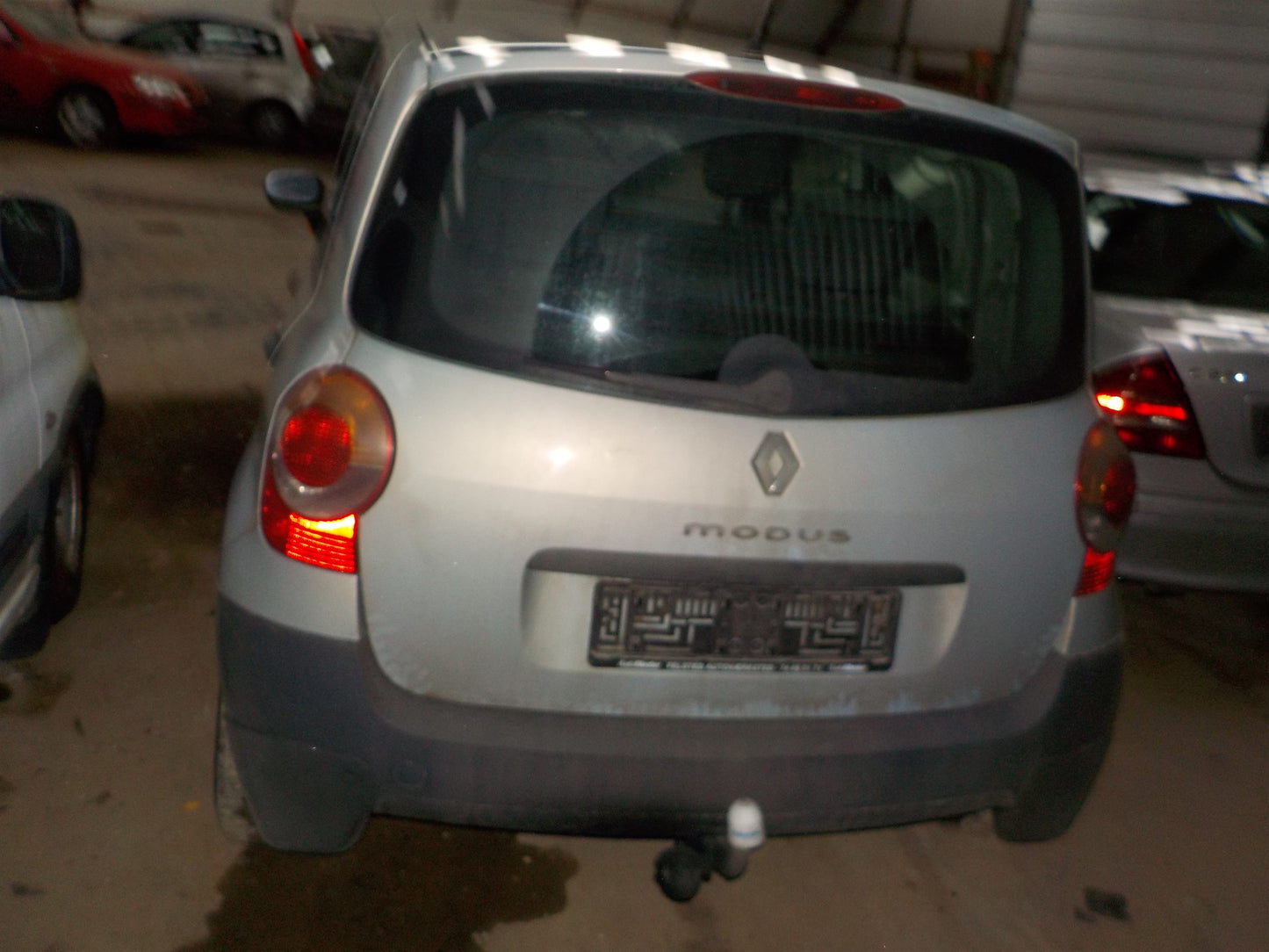 Renault Modus Pluk-Selv-Bil Med OEM Nr. Ophugger Fra Renault Ophugger