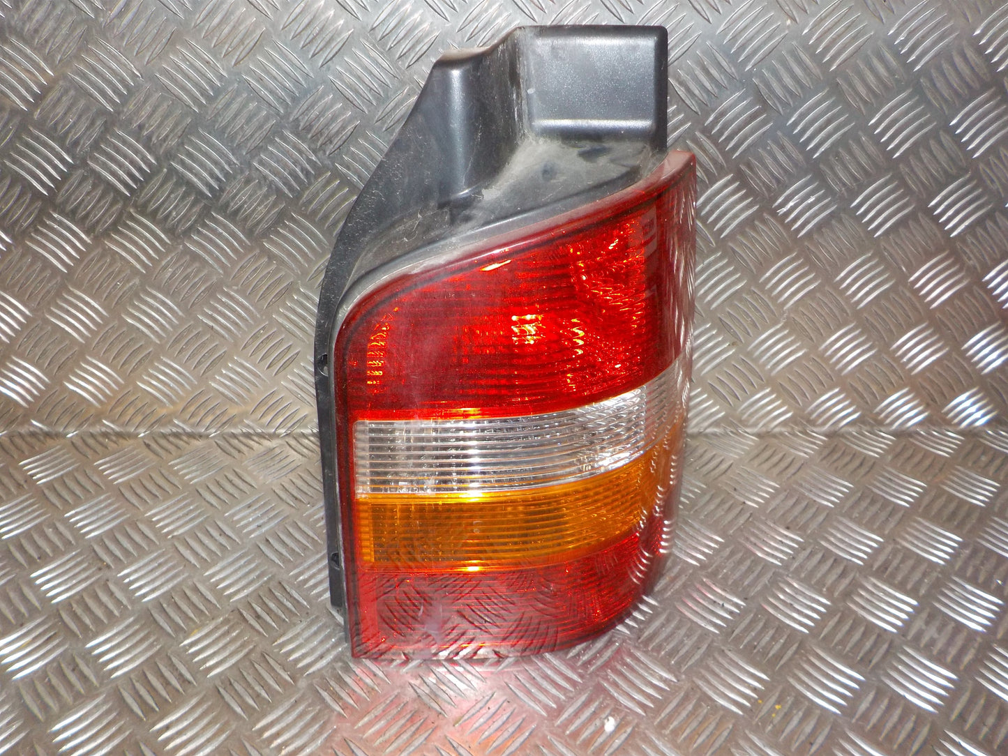 VW Transporter T5 1.Fac: Okt 2009/Jul 2015 Baglygte Med OEM Nr. 7H0945095G Fra VW Ophugger