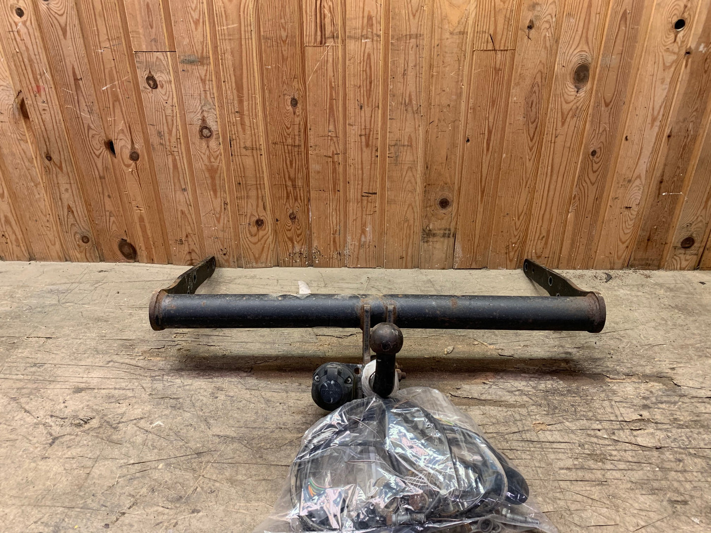 VW Transporter T5 1.Fac: Okt 2009/Jul 2015 Anhængertræk, Fastmont Med OEM Nr. Ophugger Fra VW Ophugger