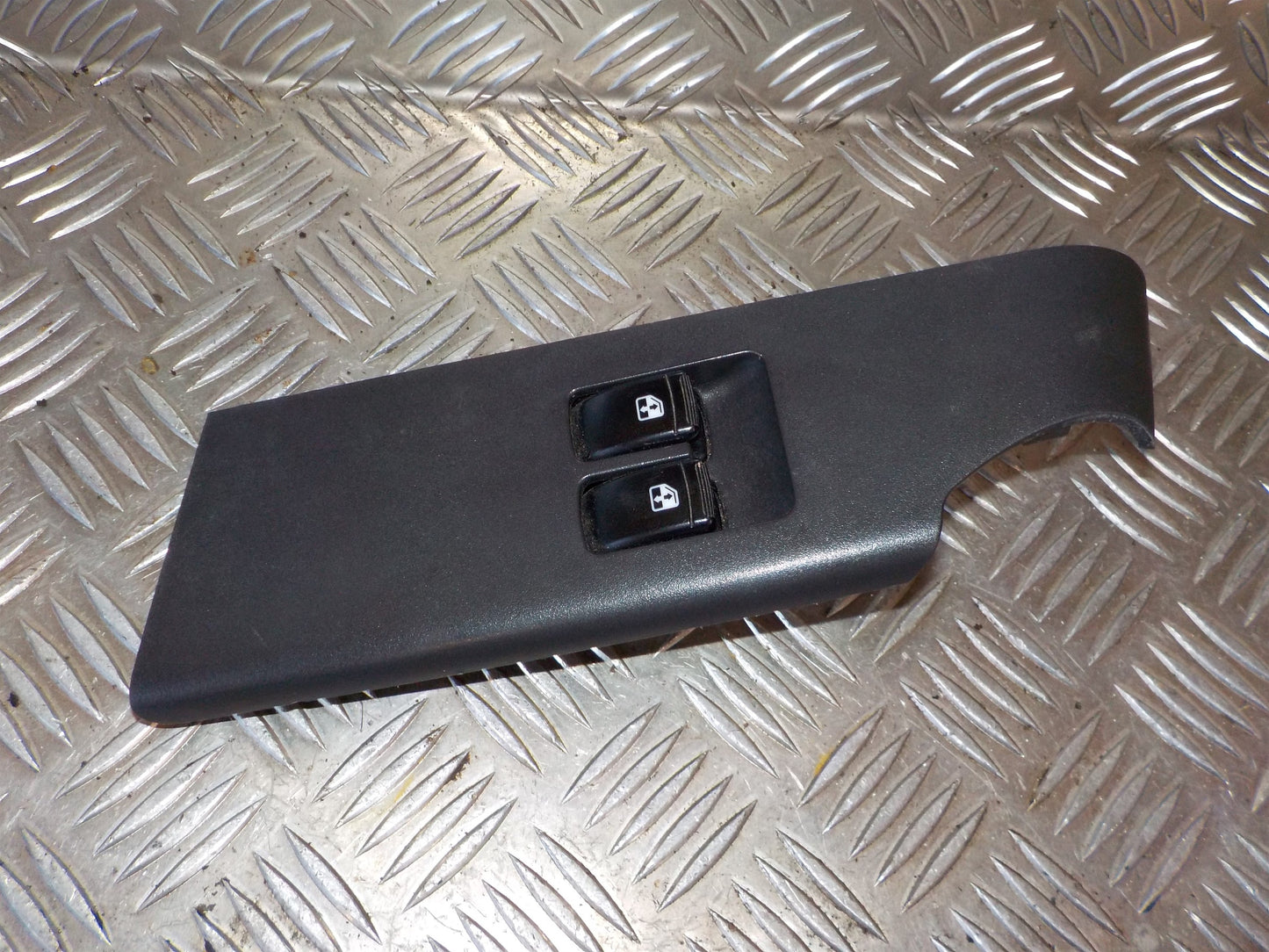 Chevrolet Aveo Kontakt Rudehejs Med OEM Nr. Ophugger Fra Chevrolet Ophugger