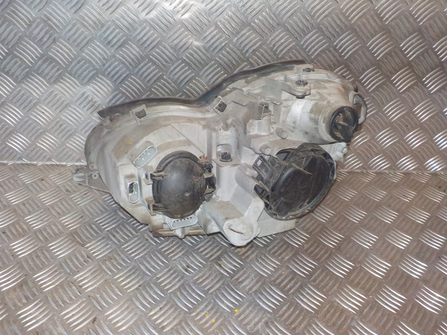 Mercedes C W203 Forlygte Med OEM Nr. A2038201261 Fra Mercedes Ophugger