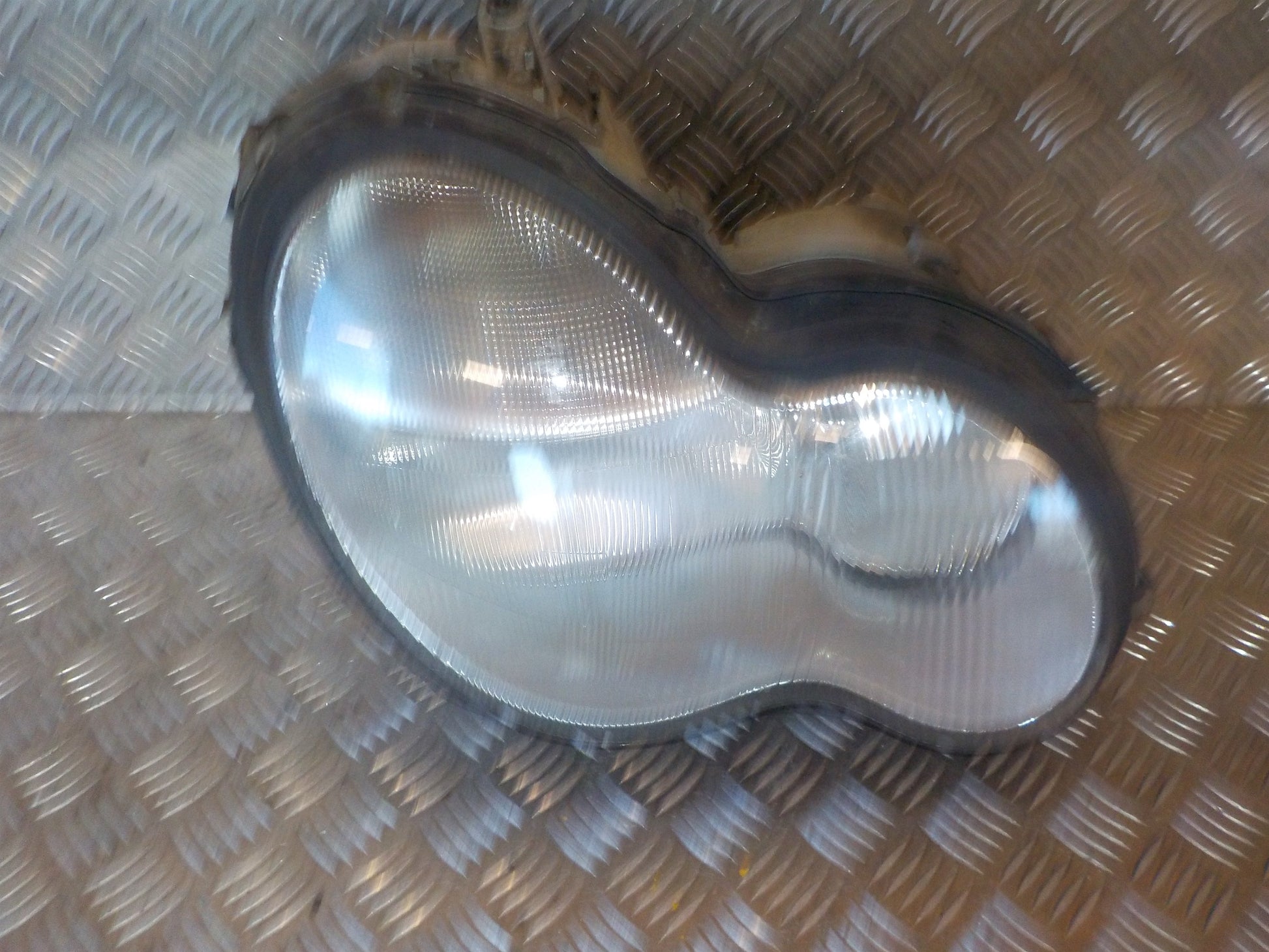 Mercedes C W203 Forlygte Med OEM Nr. A2038201261 Fra Mercedes Ophugger