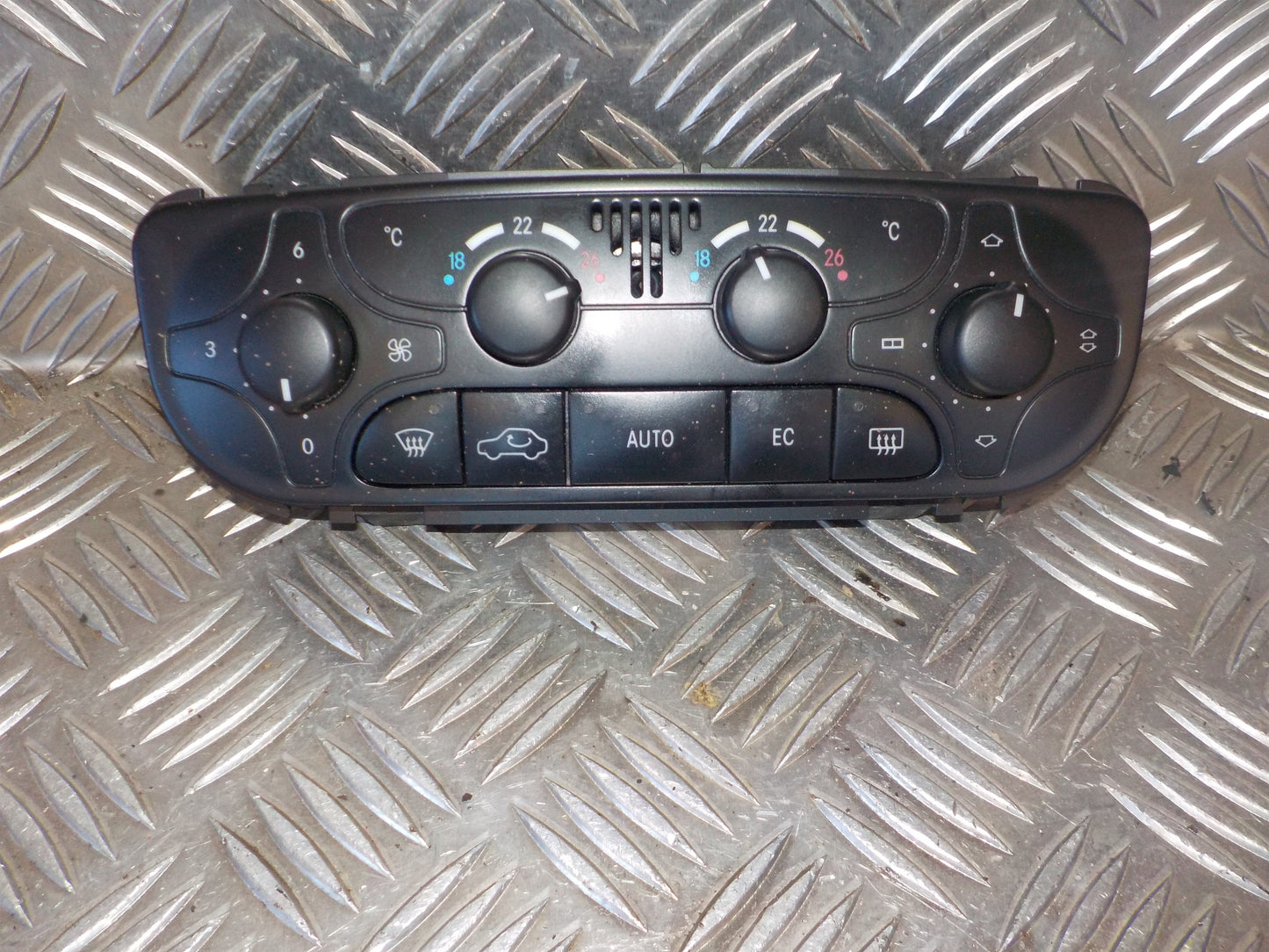 Mercedes C W203 Varmeregulering Med OEM Nr. Ophugger Fra Mercedes Ophugger