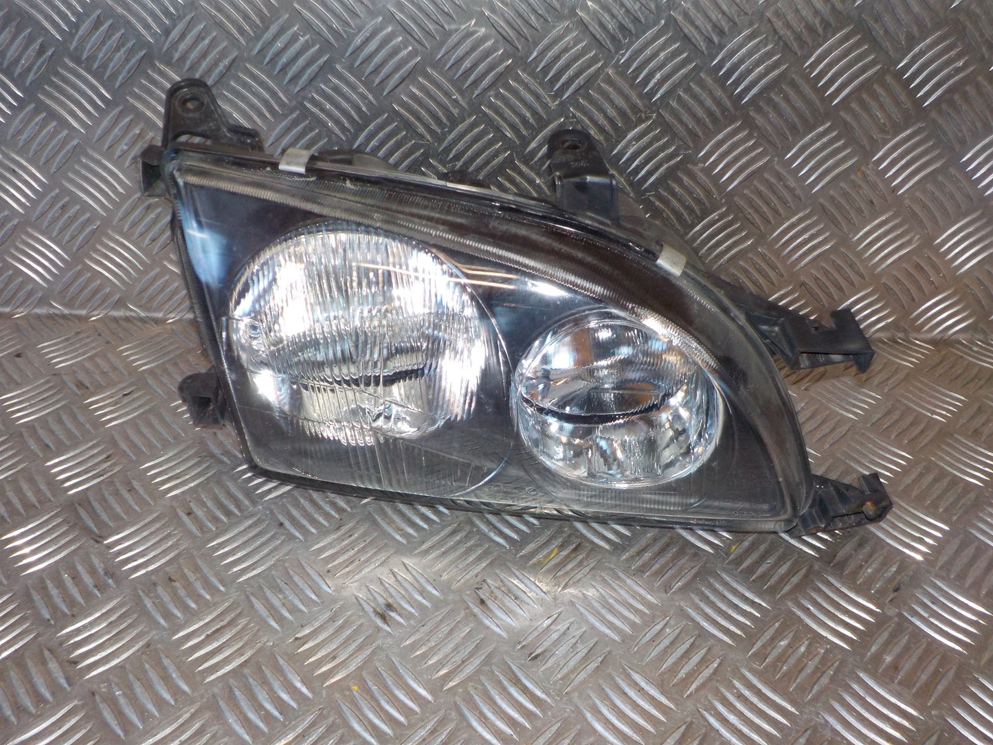 Toyota Avensis Forlygte Med OEM Nr. 8113005140 Fra Toyota Ophugger