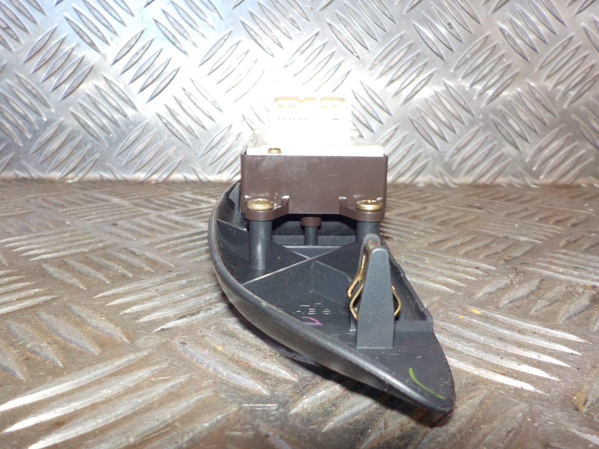 Toyota Yaris Fr. Kontakt Rudehejs Med OEM Nr. Ophugger Fra Toyota Ophugger