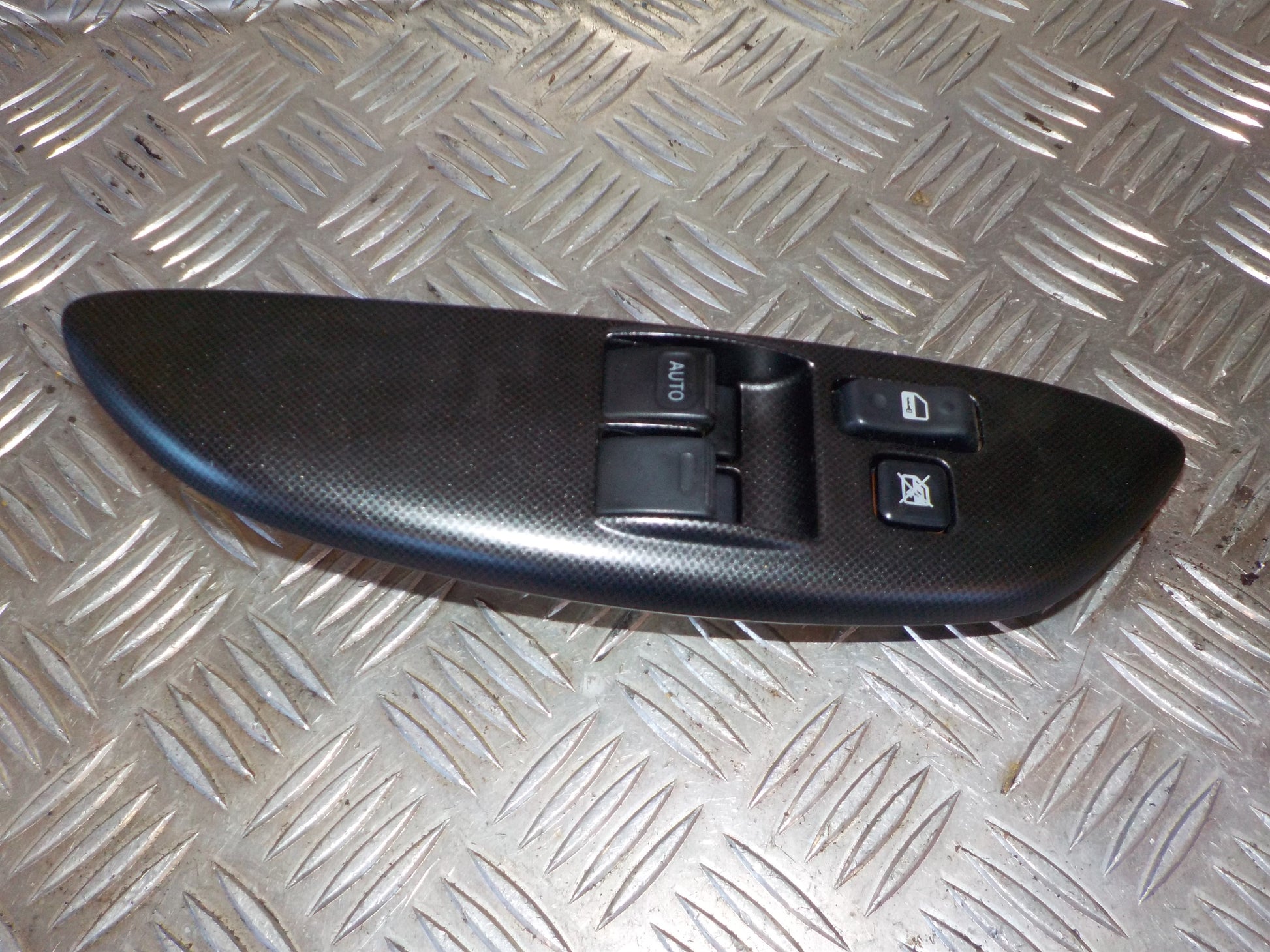 Toyota Yaris Fr. Kontakt Rudehejs Med OEM Nr. Ophugger Fra Toyota Ophugger