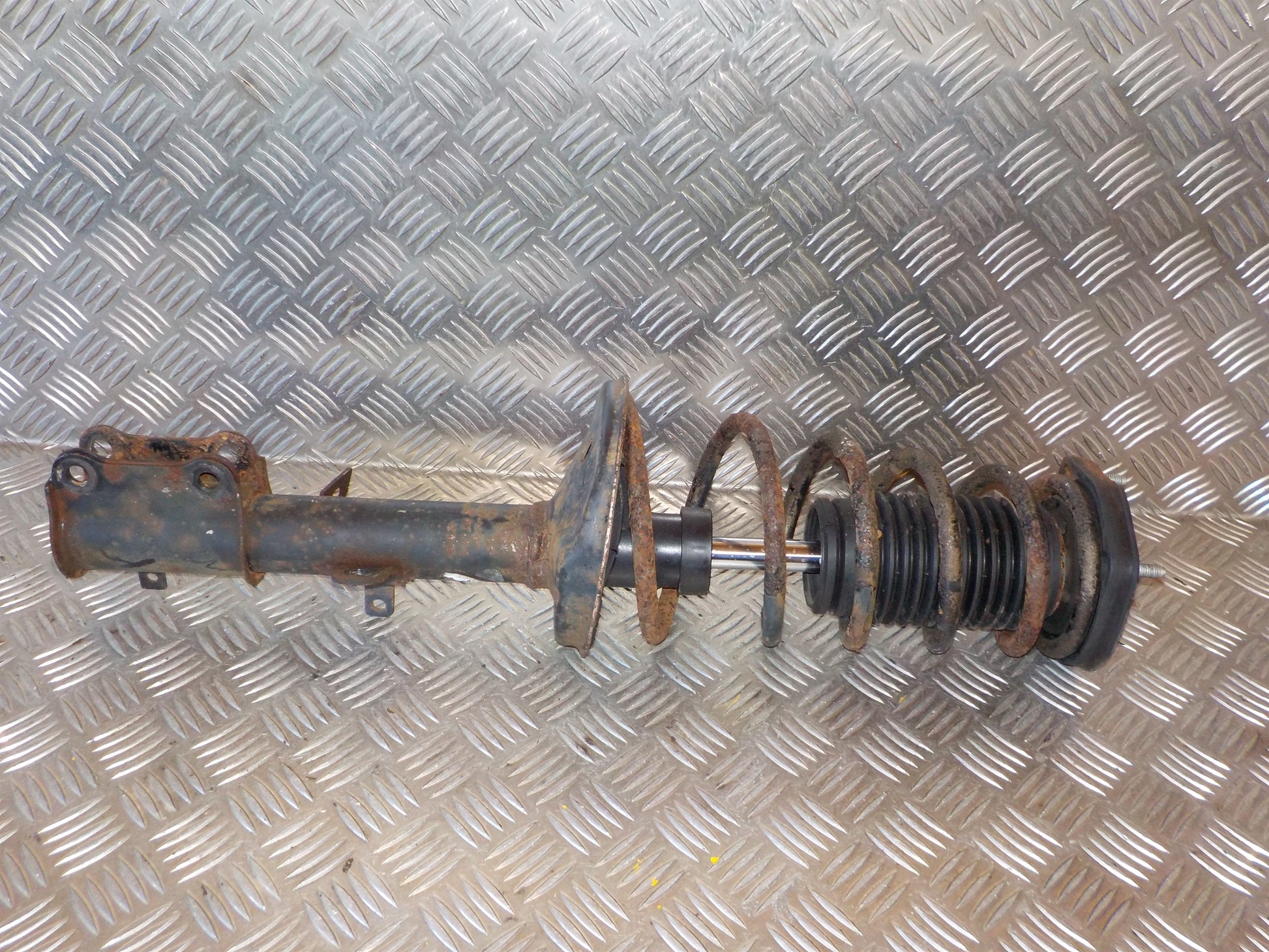 Toyota Corolla 4D/Van E100 Fjederben Bag V Med OEM Nr. Ophugger Fra Toyota Ophugger