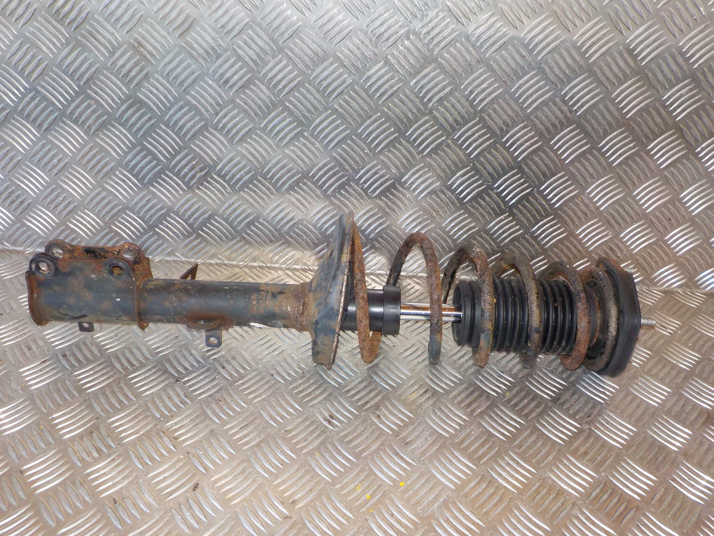 Toyota Corolla 4D/Van E100 Fjederben Bag V Med OEM Nr. Ophugger Fra Toyota Ophugger