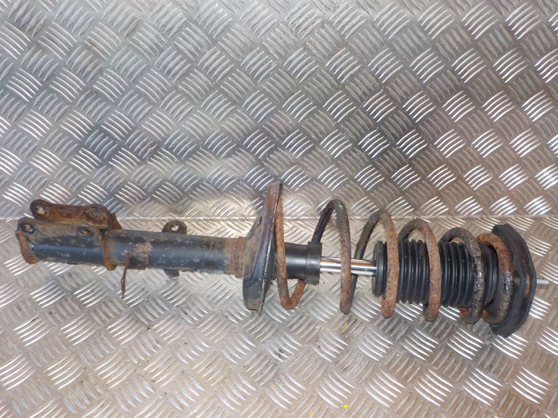 Toyota Corolla 4D/Van E100 Fjederben Bag H Med OEM Nr. Ophugger Fra Toyota Ophugger