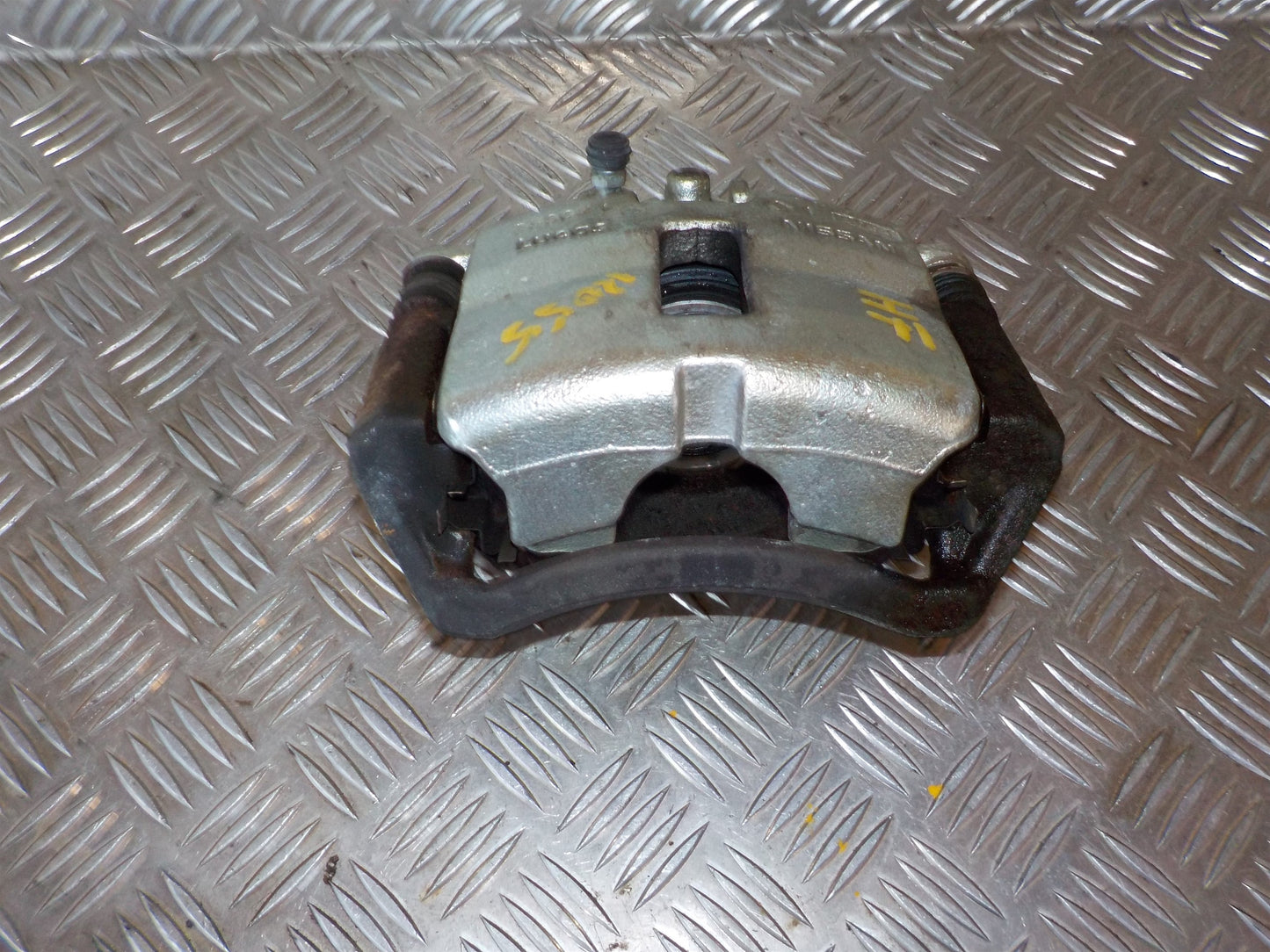 Nissan Primera P12 Bremsekaliber Hf Med OEM Nr. Ophugger Fra Nissan Ophugger