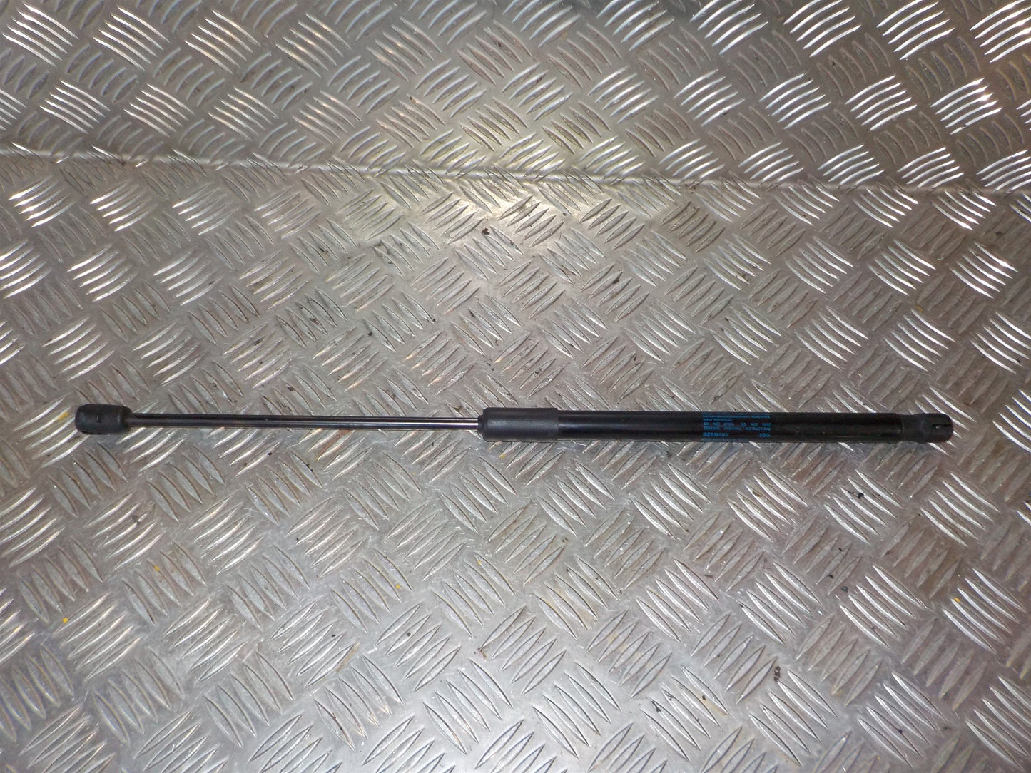 Skoda Fabia Bagklapsdæmper Med OEM Nr. 6V6827550A Fra Skoda Ophugger