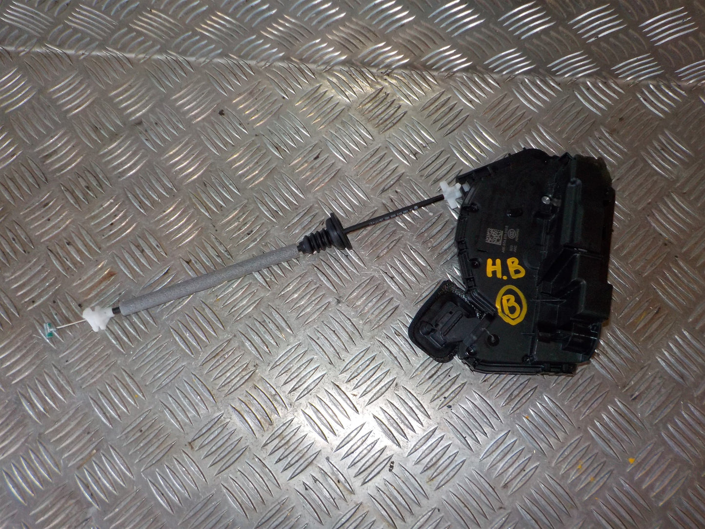 Skoda Fabia Dørlås Med OEM Nr. 5TA839016E Fra Skoda Ophugger