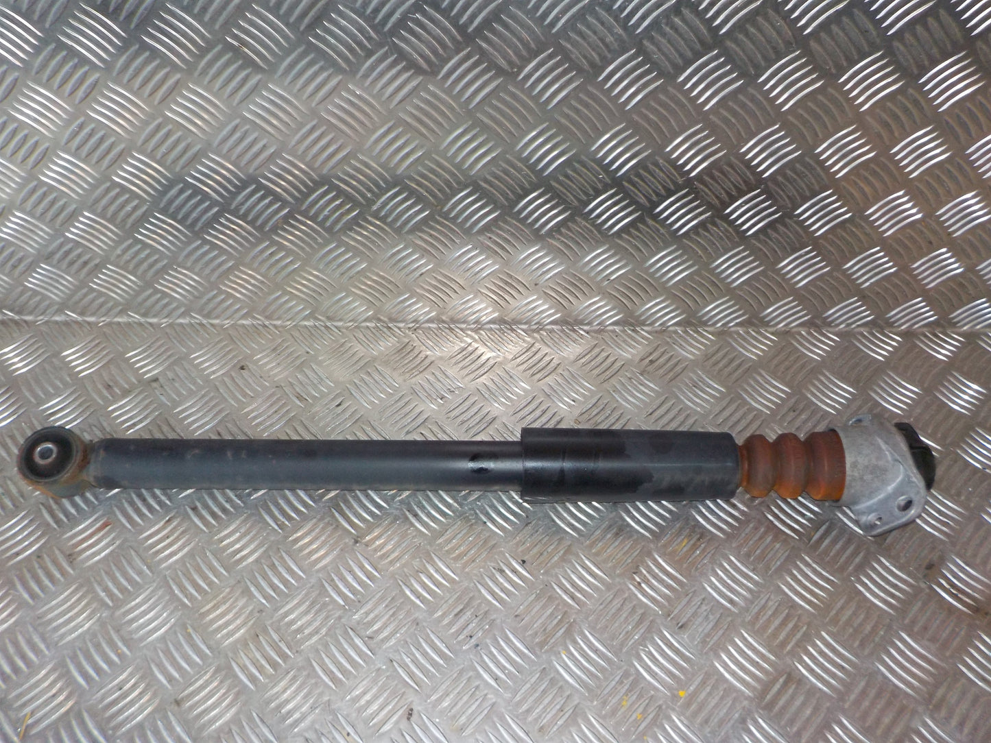 Skoda Fabia Støddæmper Bag Med OEM Nr. 6C0513025AK Fra Skoda Ophugger