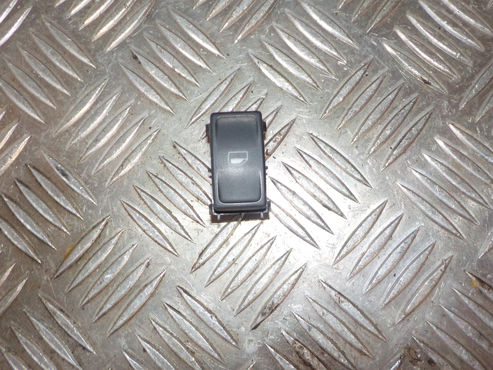 Skoda Octavia Kontakt Rudehejs Med OEM Nr. 5E0959855 Fra Skoda Ophugger