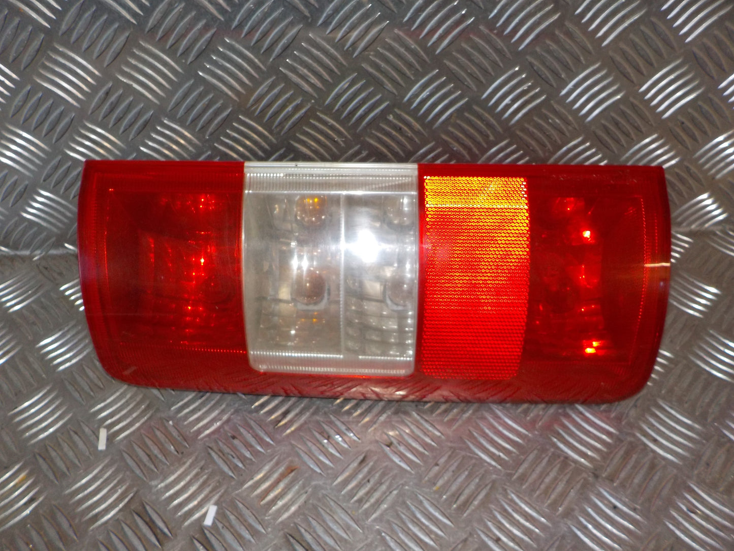 Ford Transit Connect Baglygte Med OEM Nr. Ophugger Fra Ford Ophugger