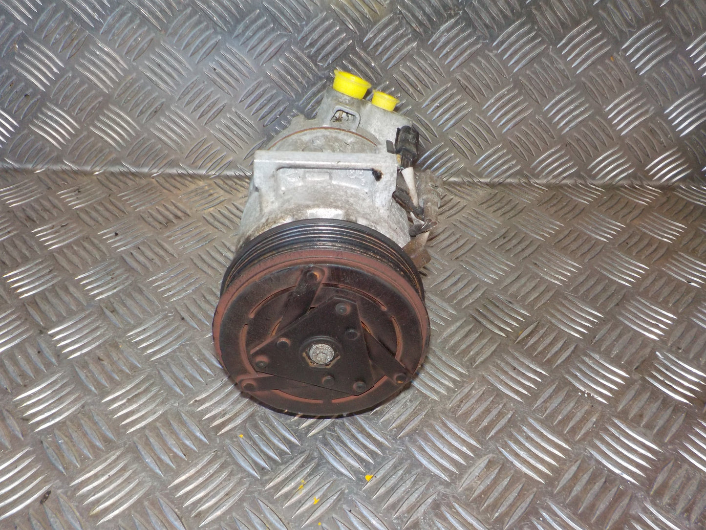 Renault Clio 4 Aircondition Pumpe Med OEM Nr. 926000217R Fra Renault Ophugger