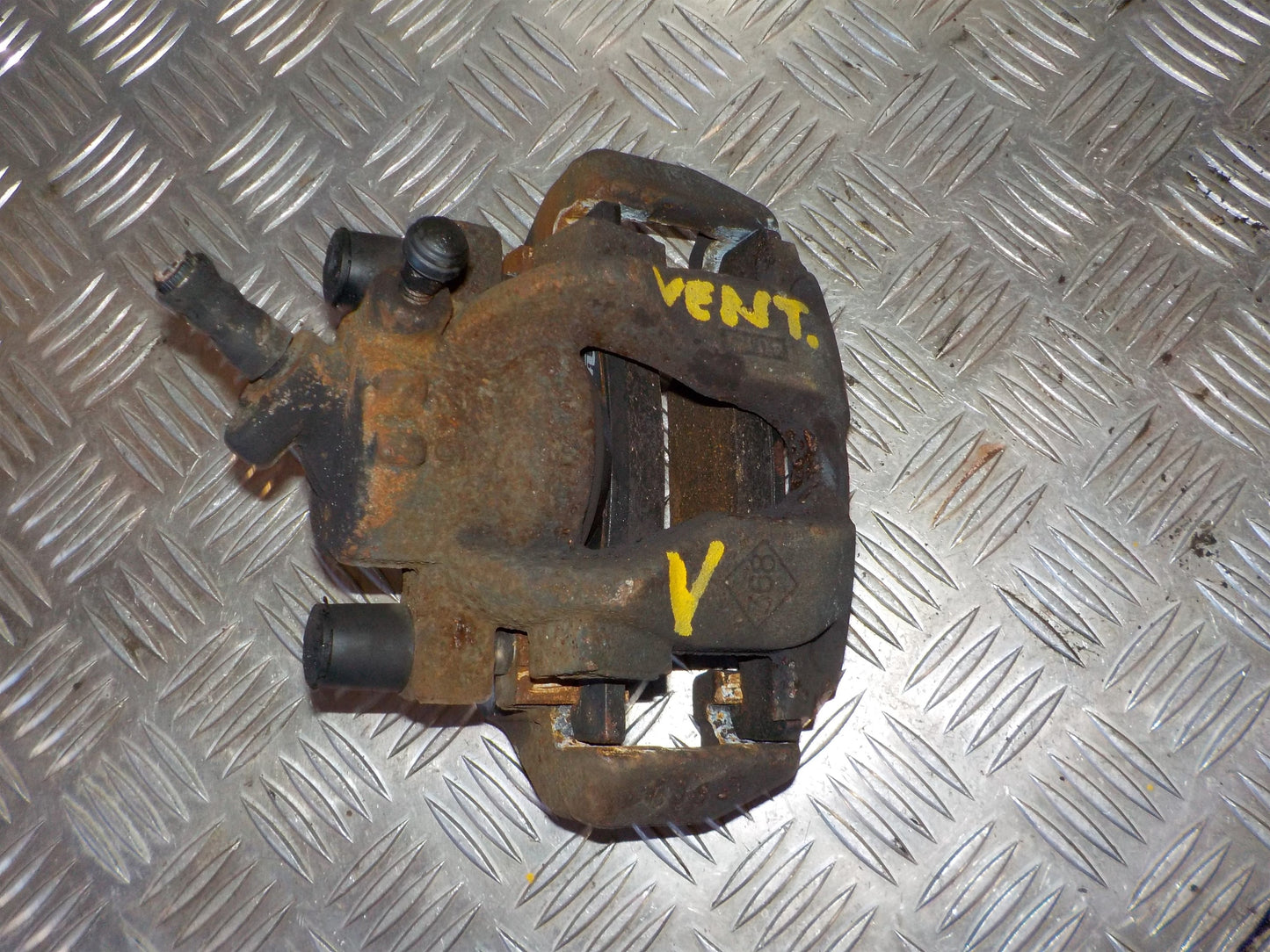 Renault Clio 4 Bremsekaliber Vf Med OEM Nr. 410118579R Fra Renault Ophugger