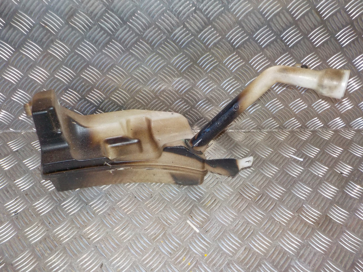 Renault Clio 4 Sprinkler M/Motor Med OEM Nr. 289107623R Fra Renault Ophugger