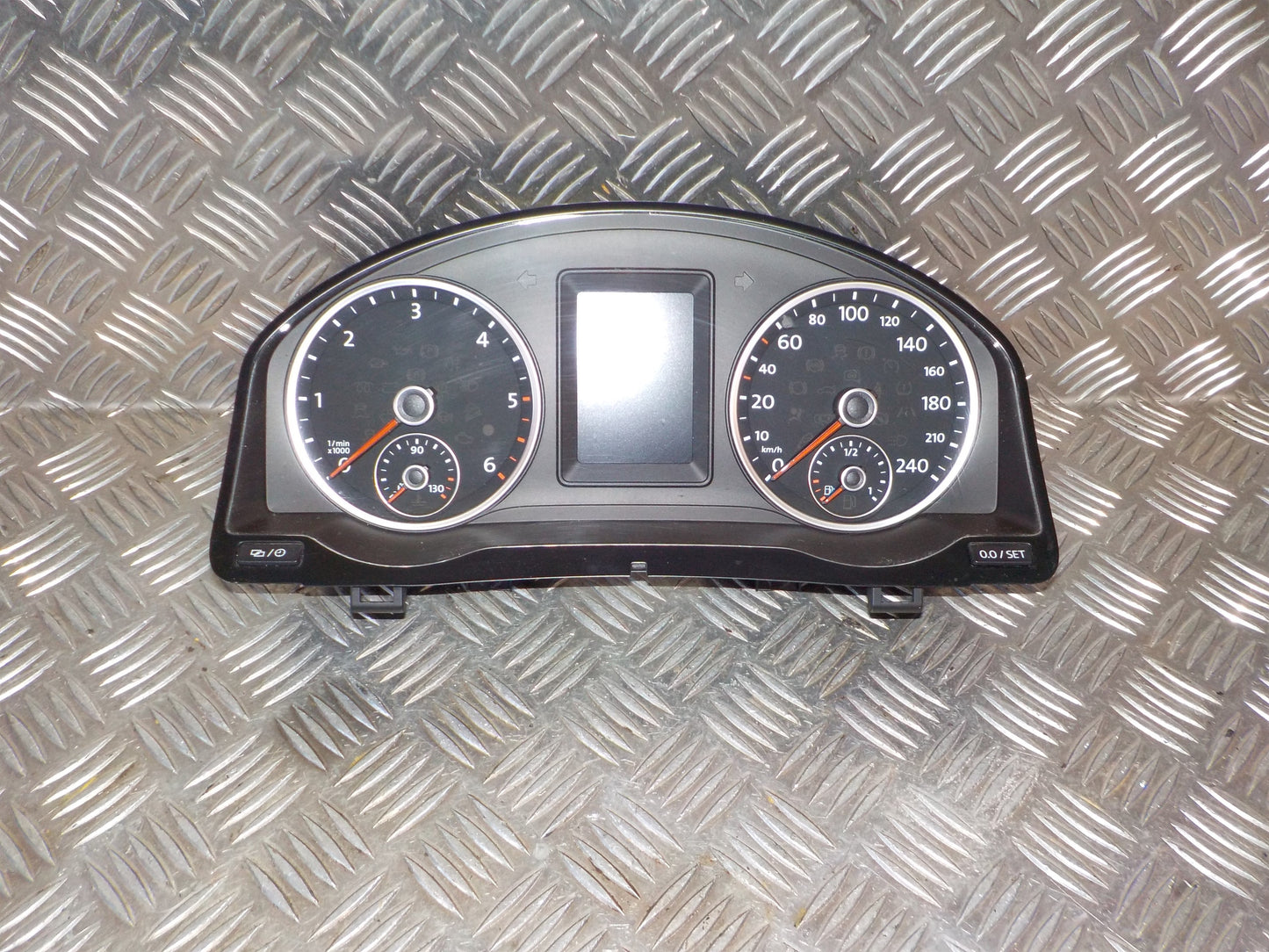 VW Tiguan 5N Speedometer - Instrument Med OEM Nr. 5N0920873E Fra VW Ophugger