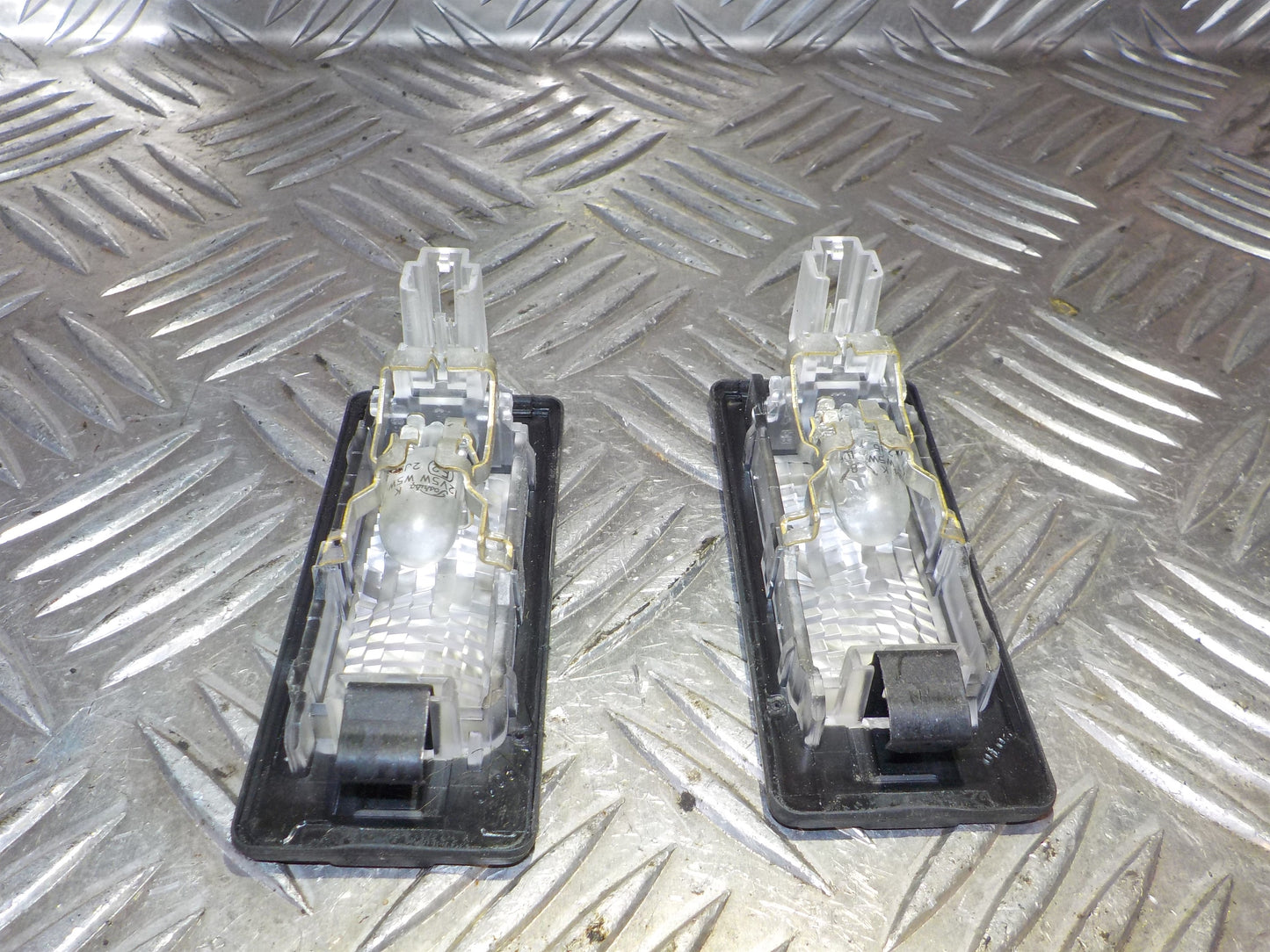VW Tiguan 5N Nummerpladelygte Med OEM Nr. 5N0943021B Fra VW Ophugger