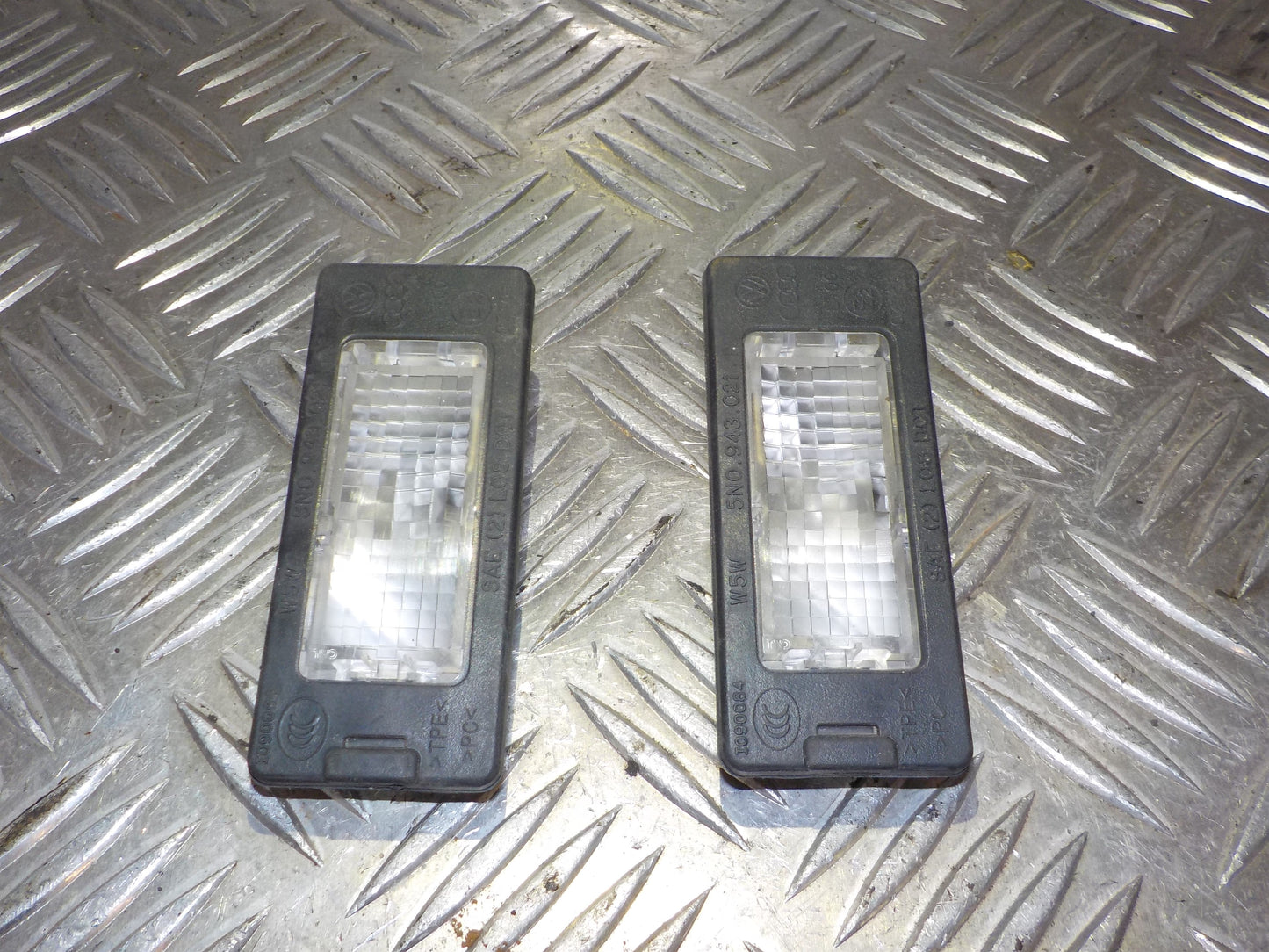 VW Tiguan 5N Nummerpladelygte Med OEM Nr. 5N0943021B Fra VW Ophugger