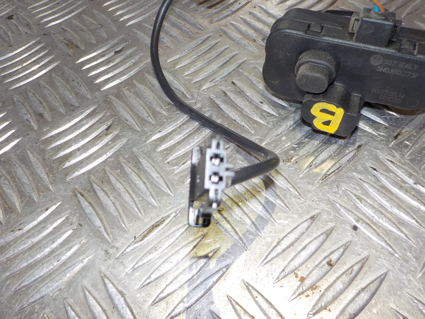 VW Tiguan 5N Dørlås Med OEM Nr. 5N0810773F Fra VW Ophugger