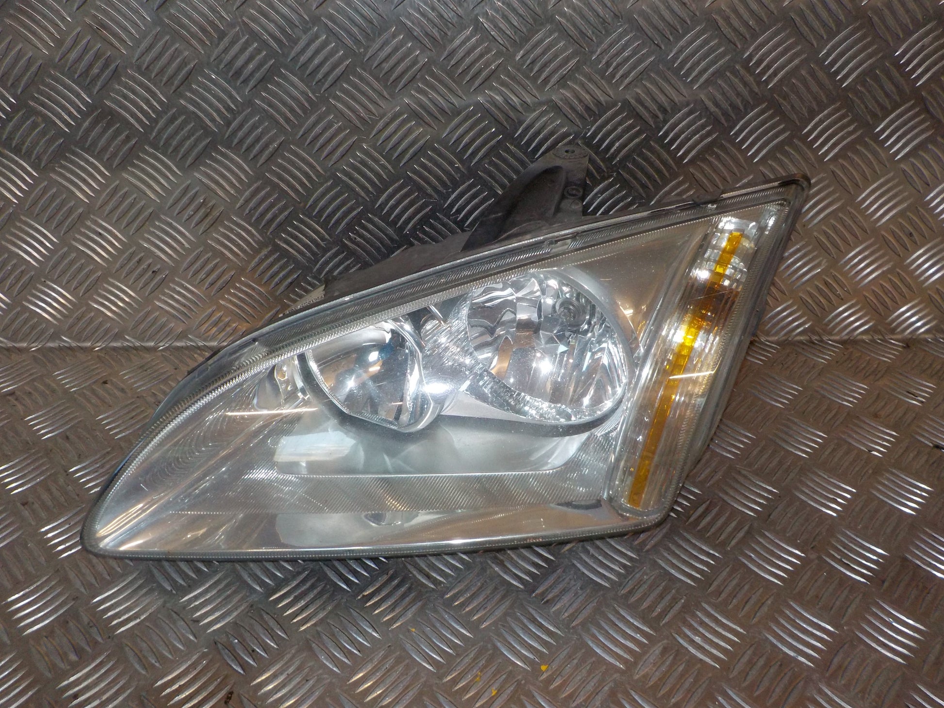 Ford Focus Forlygte Med OEM Nr. 4M5113W030AC Fra Ford Ophugger