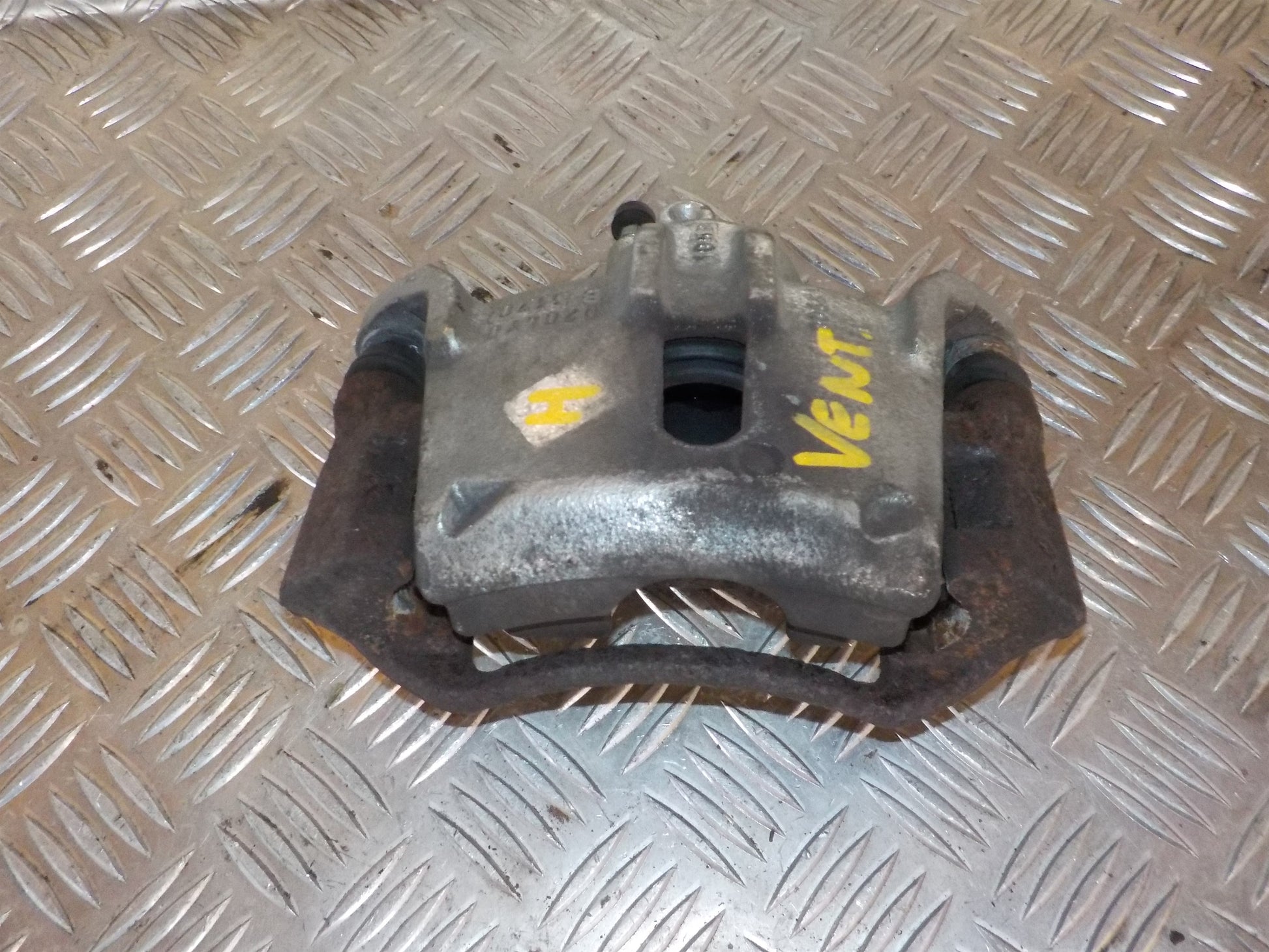 Toyota Yaris Fr. Bremsekaliber HF Med OEM Nr. Ophugger Fra Toyota Ophugger