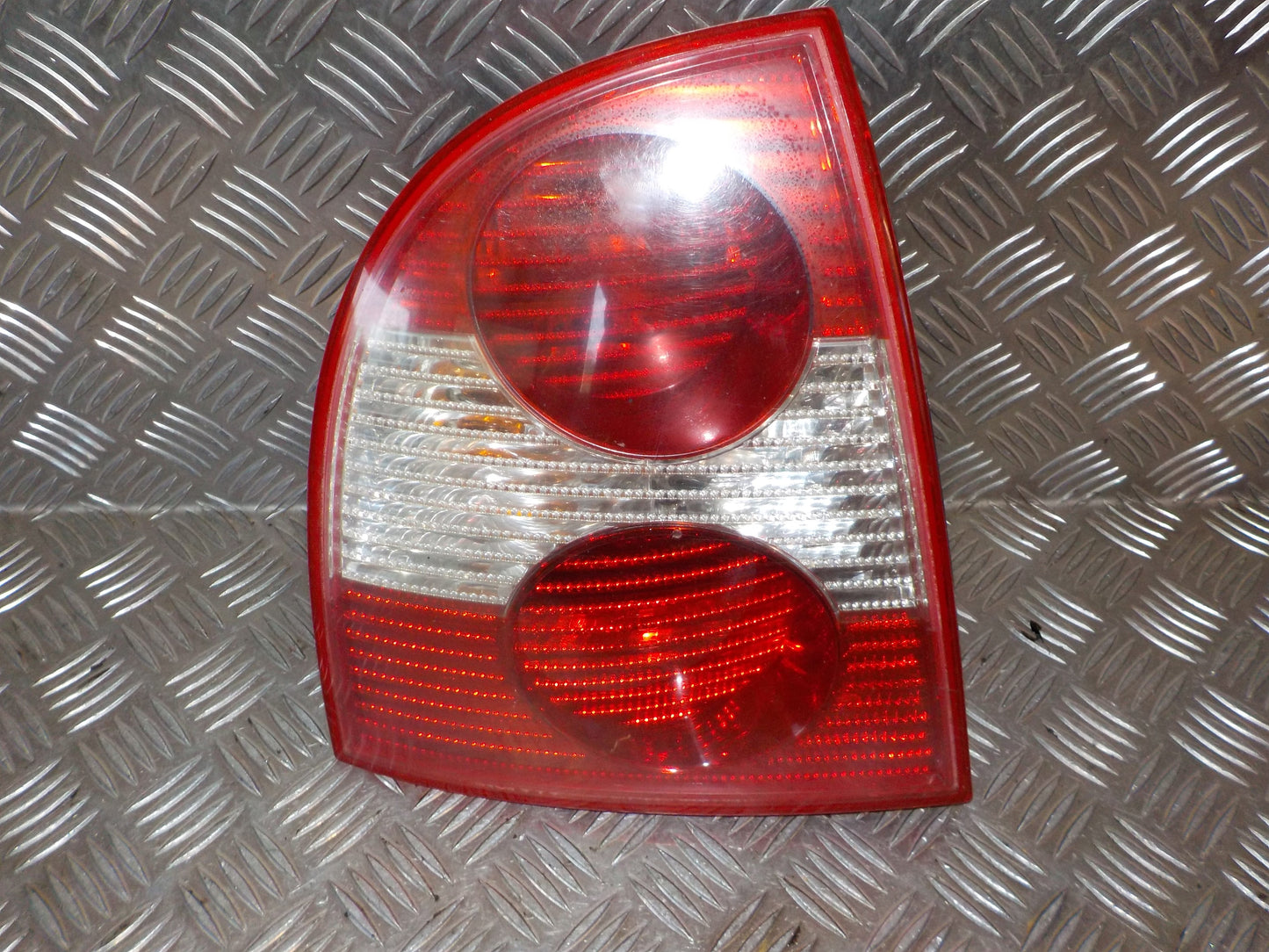 VW Passat 3B Baglygte Med OEM Nr. 3B5945095AE Fra VW Ophugger