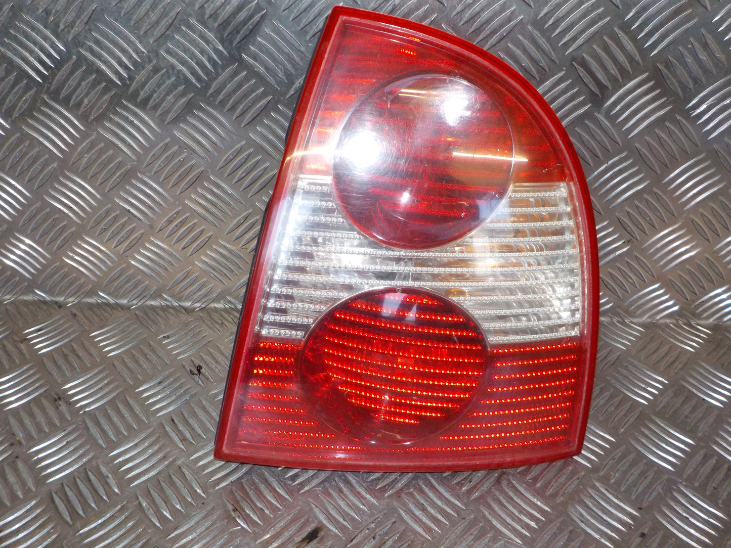 VW Passat 3B Baglygte Med OEM Nr. 3B5945096AE Fra VW Ophugger