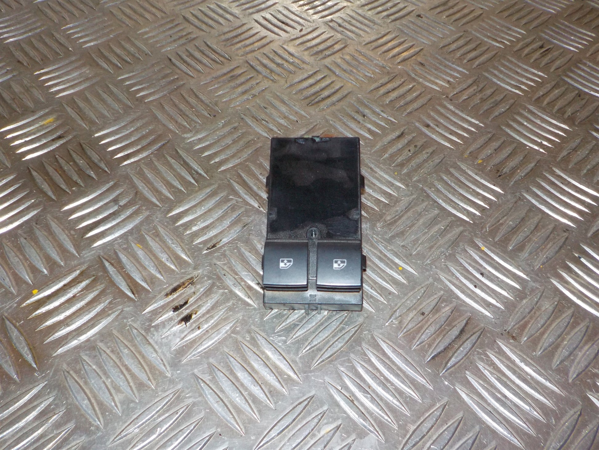 Opel Meriva B Kontakt Rudehejs Med OEM Nr. 13305978 Fra Opel Ophugger