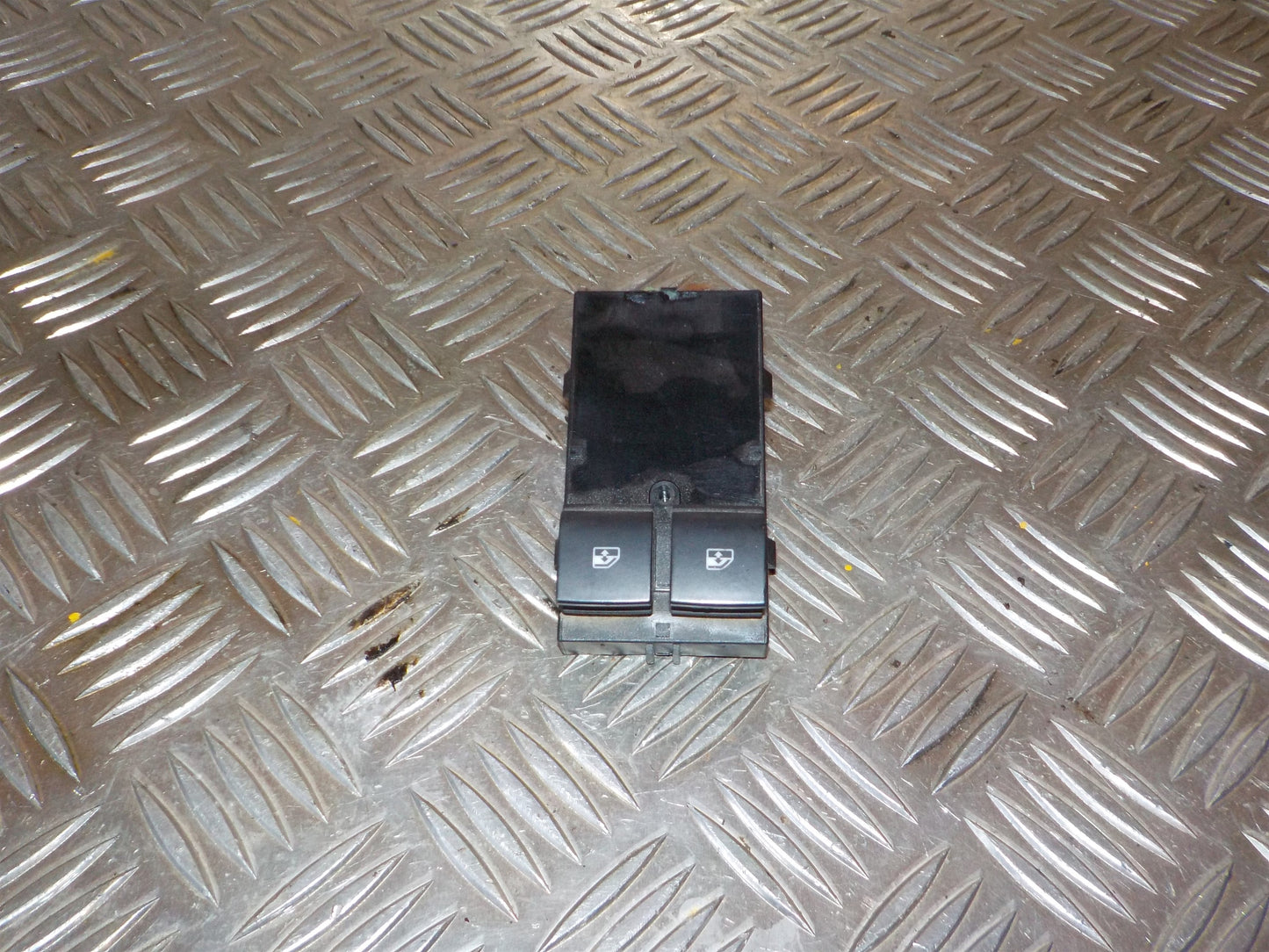 Opel Meriva B Kontakt Rudehejs Med OEM Nr. 13305978 Fra Opel Ophugger