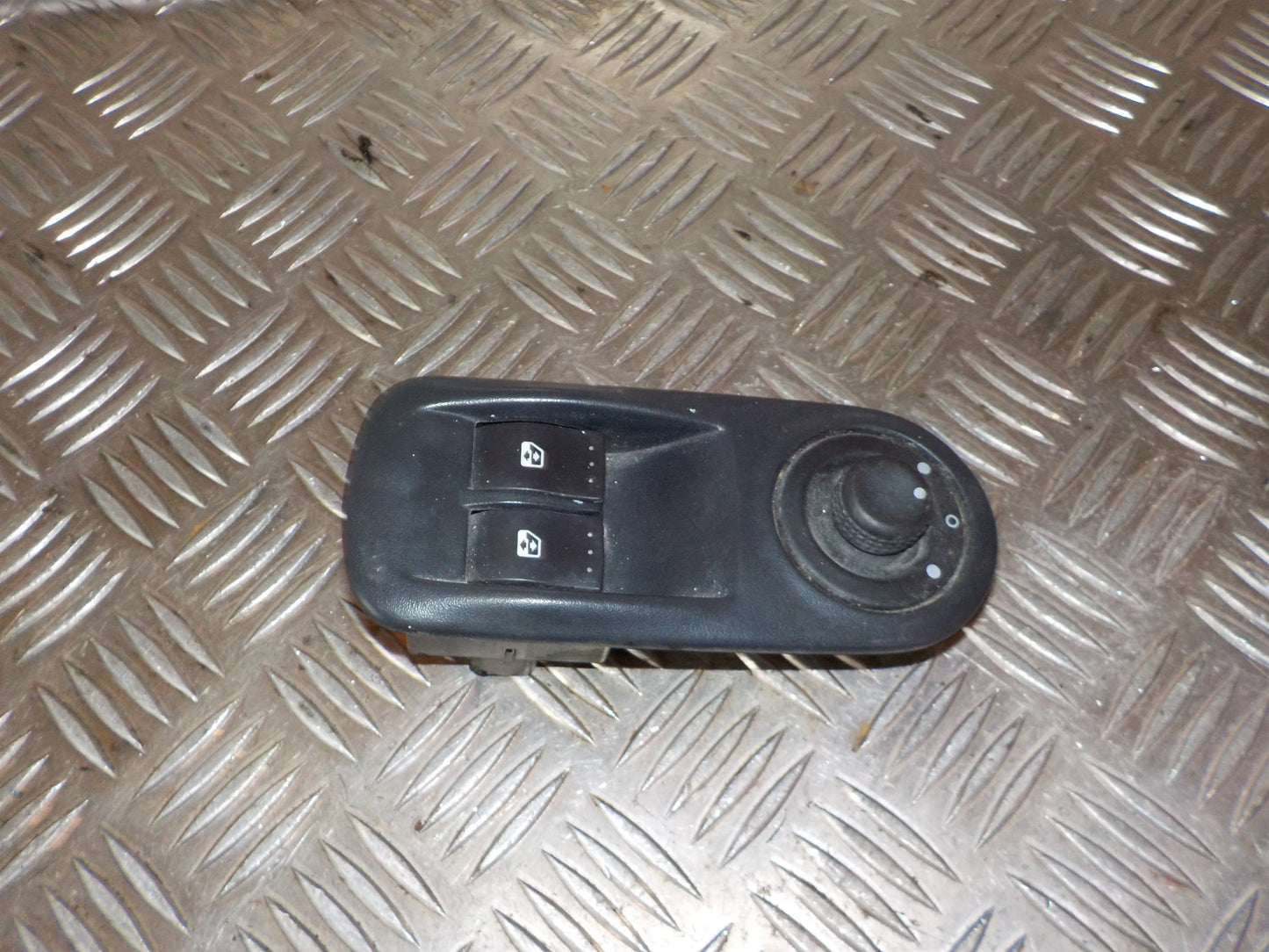 Opel Vivaro 1 Kontakt Rudehejs Med OEM Nr. 9116523 Fra Opel Ophugger