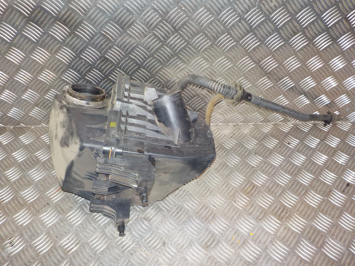 Opel Meriva B Luftfilterkasse Med OEM Nr. 13357165 Fra Opel Ophugger