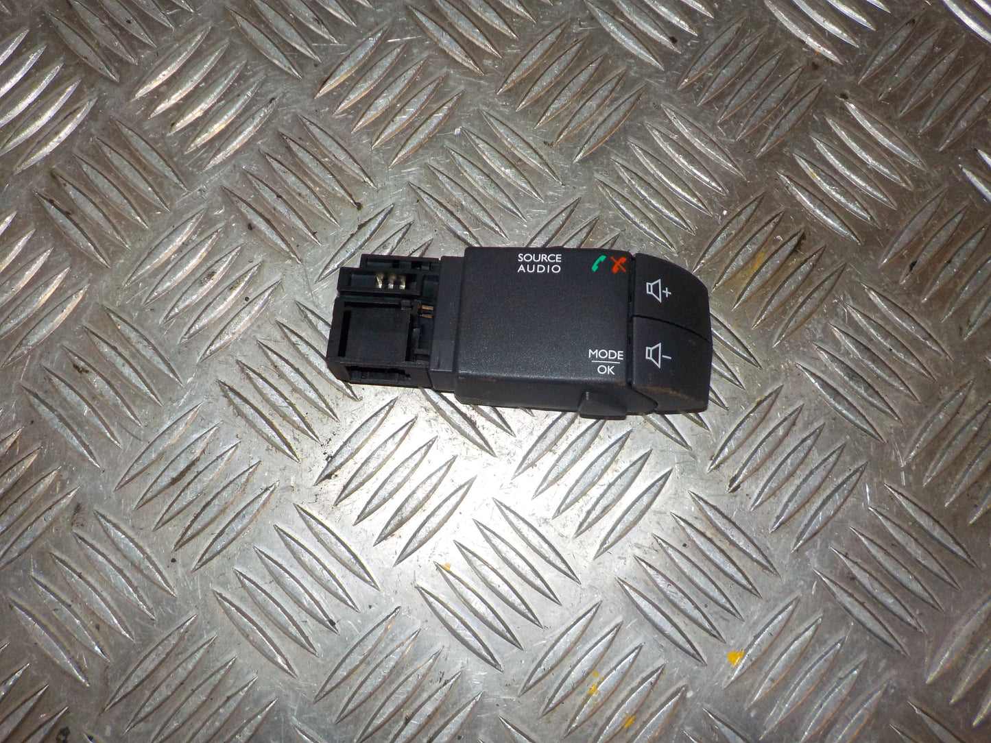 Dacia Dokker Radio Div. Tilbehør Med OEM Nr. 344422023GB Fra Dacia Ophugger