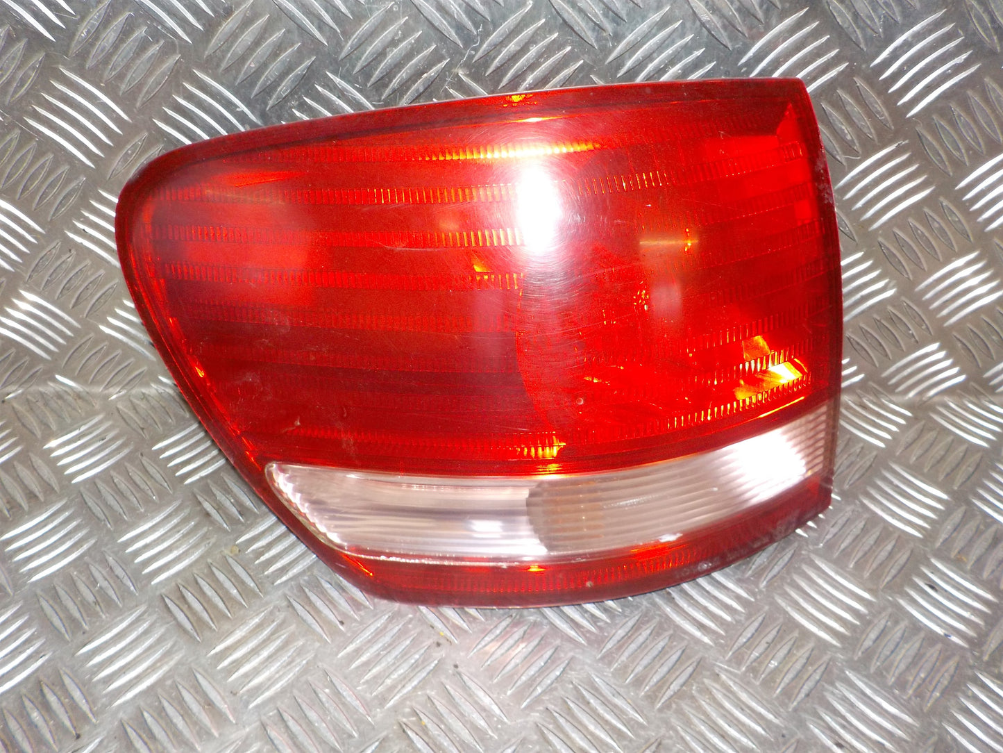 Toyota Avensis Verso Baglygte Med OEM Nr. 8156144090 Fra Toyota Ophugger